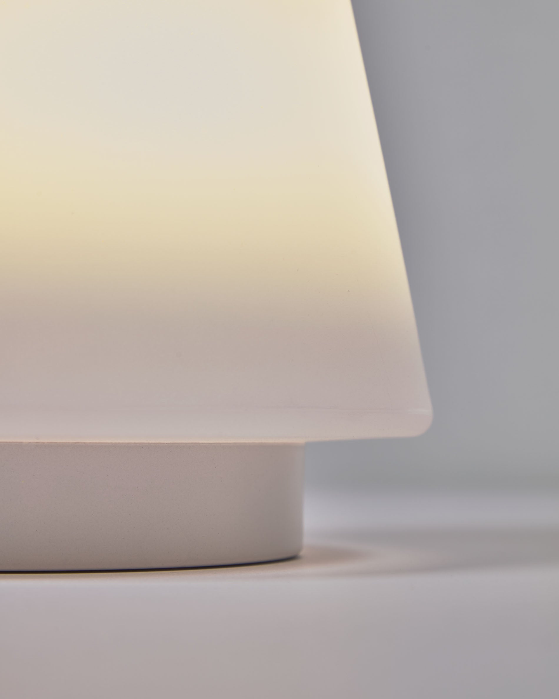 Udiya outdoor table lamp in polythene and metal white with white finish - Detail