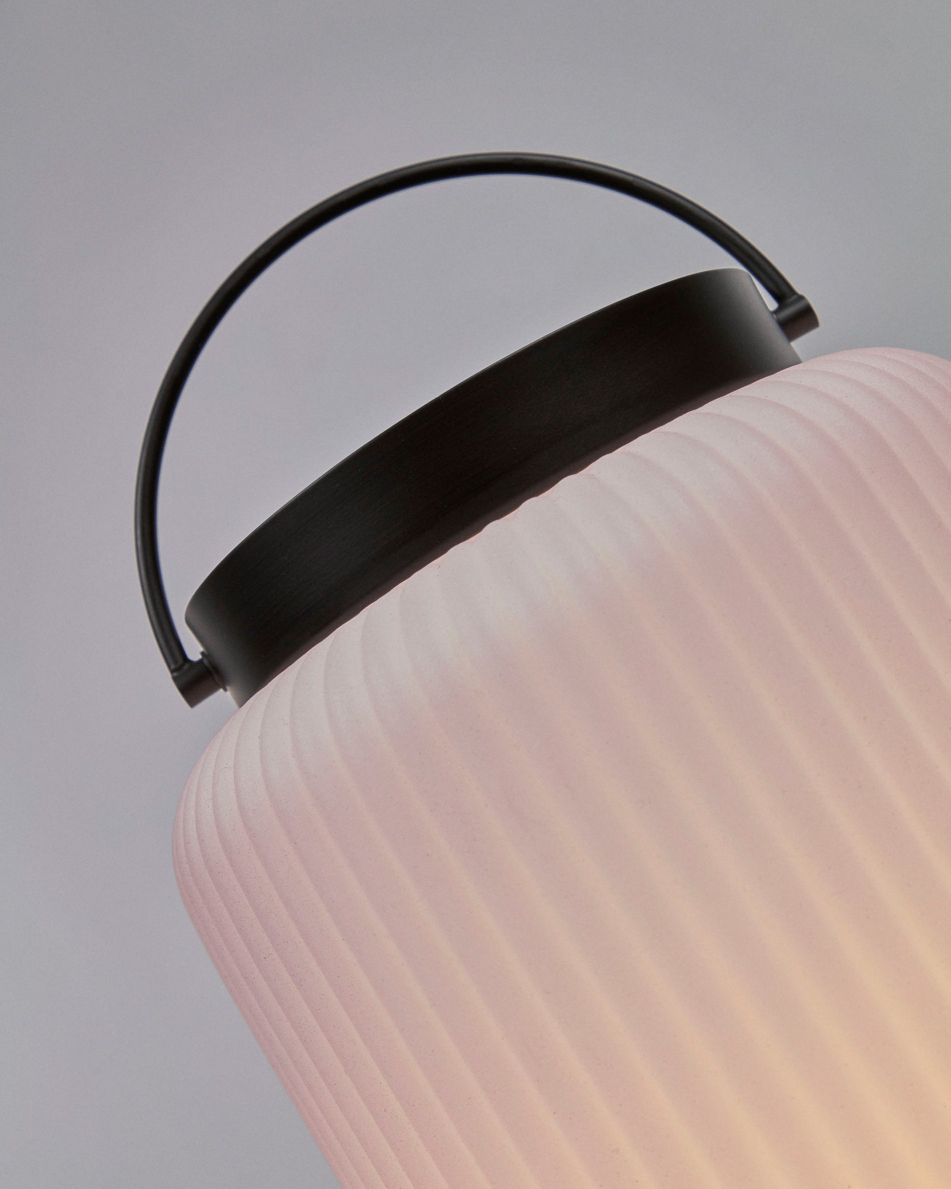 Verona outdoor table lamp in polythene and metal with black finish - Detail