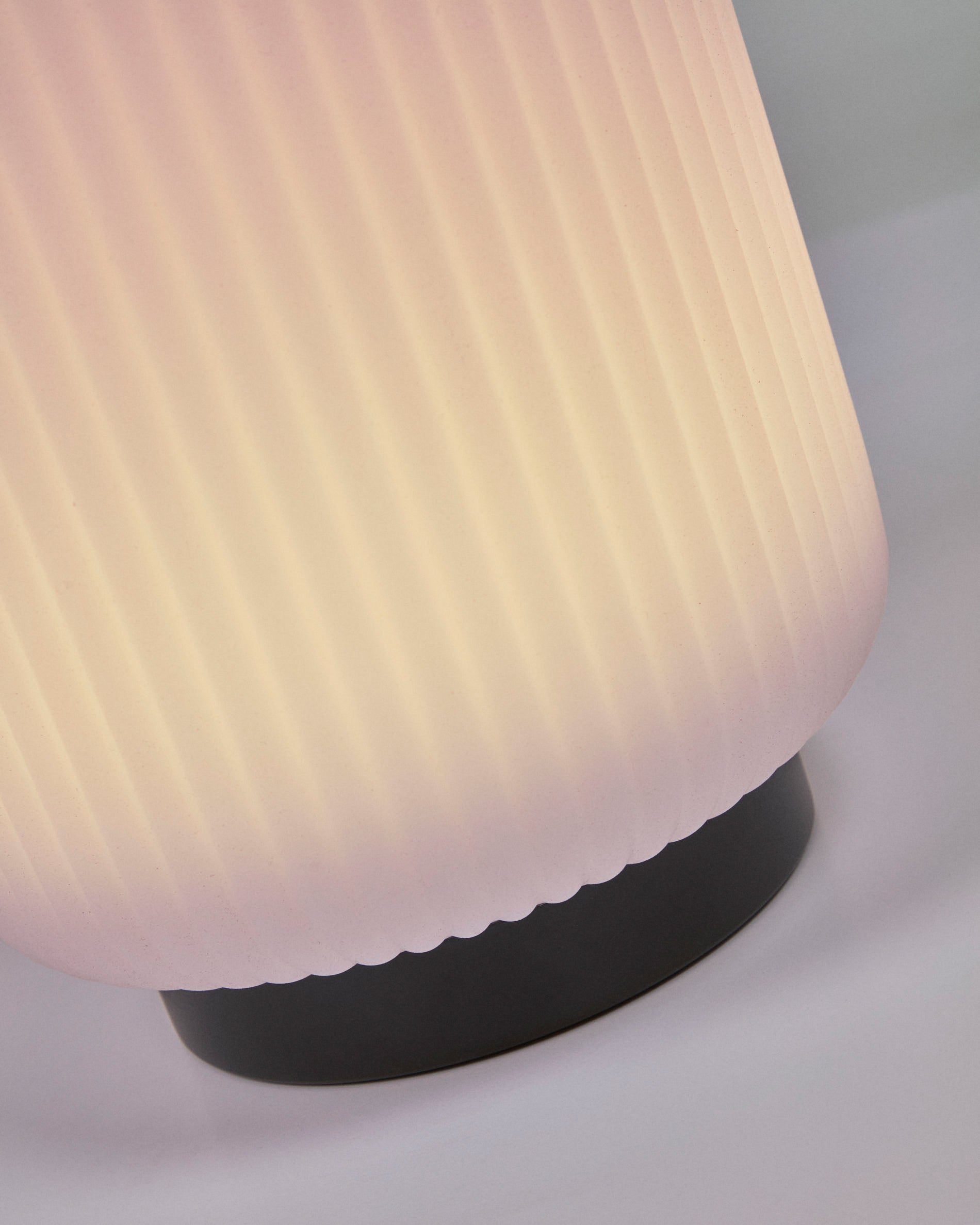 Verona outdoor table lamp in polythene and metal with black finish - Detail