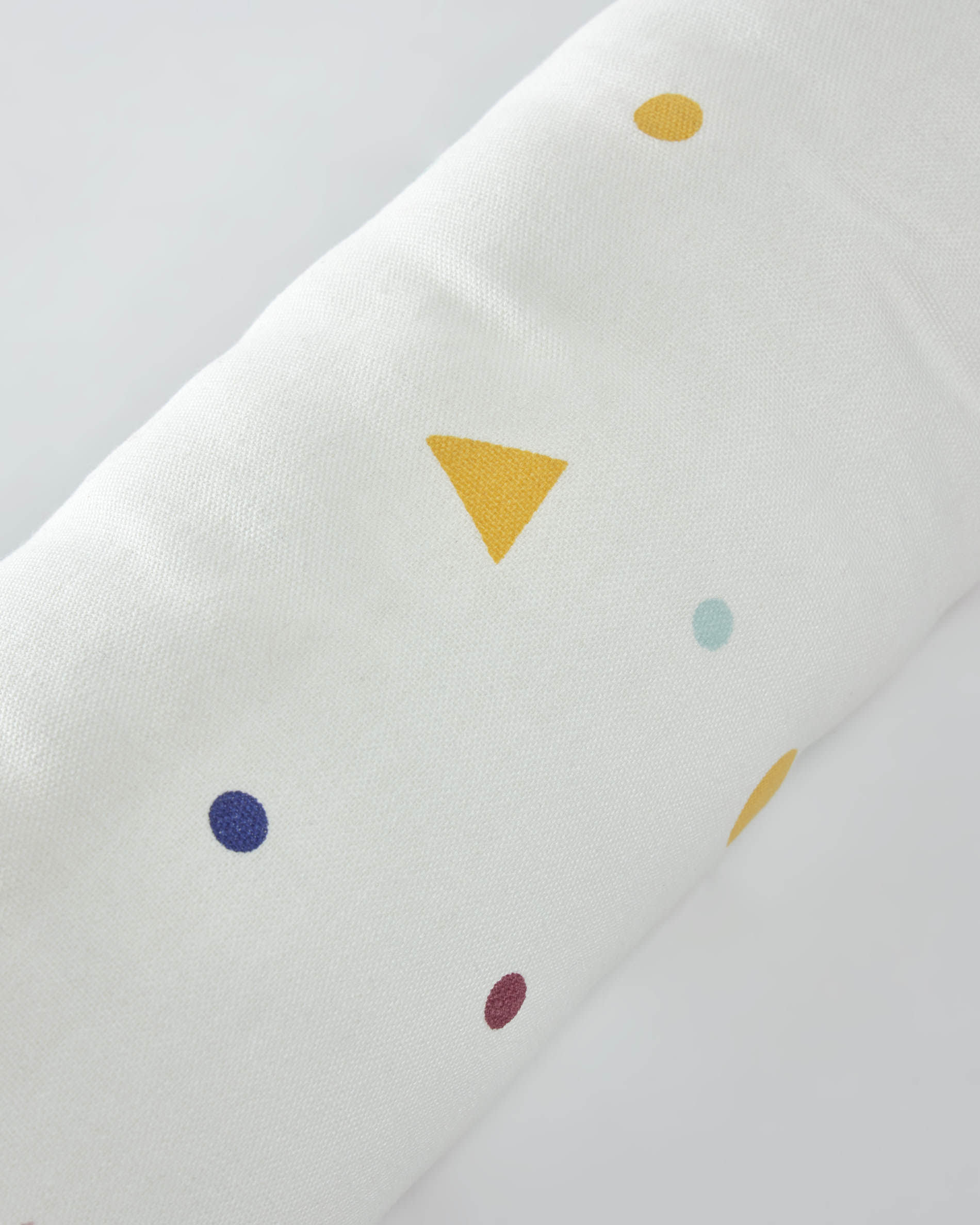 Miris 100% cotton pillowcase with multicolored dots and triangles