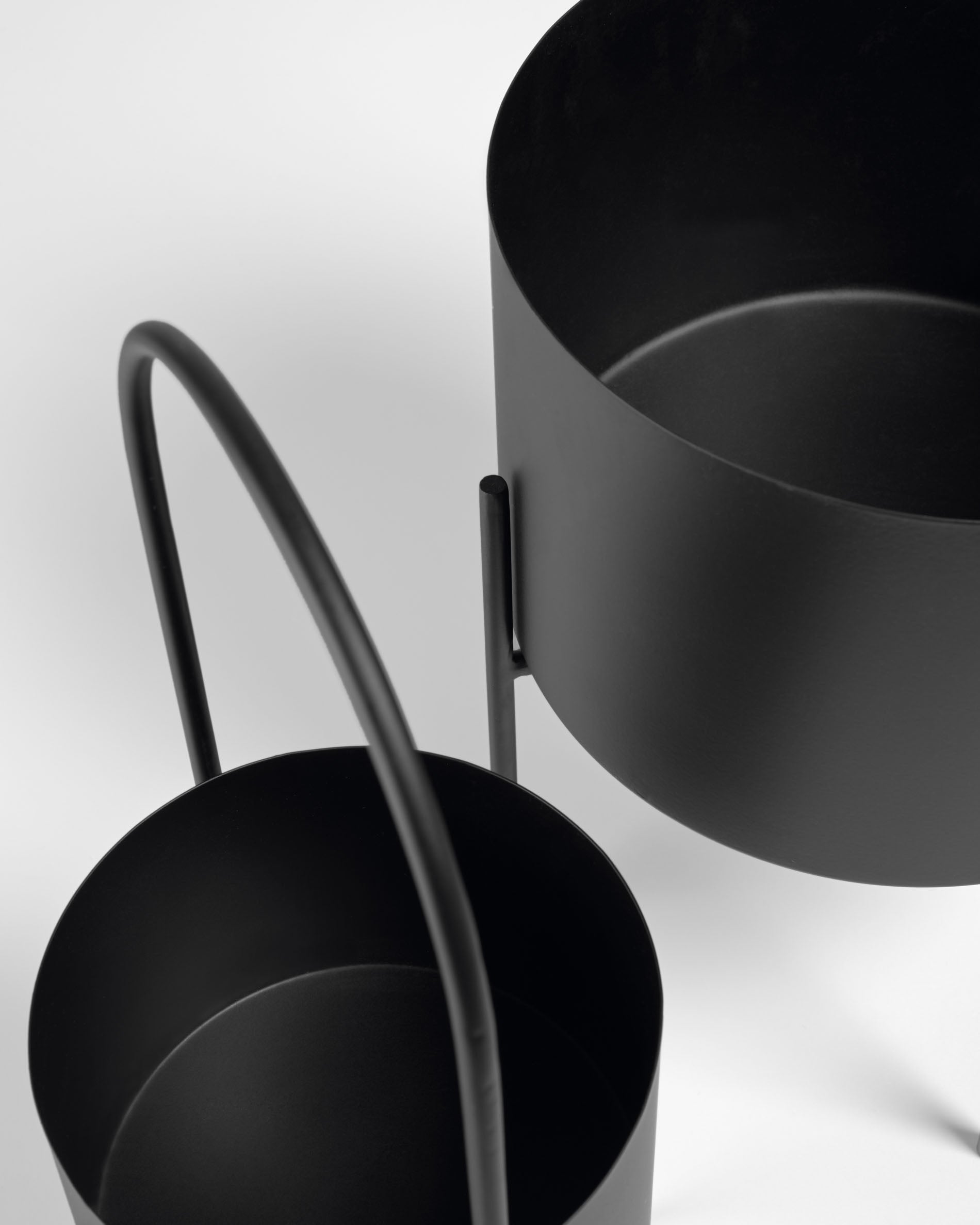 Set of 2 Mash planters with black metal handle Ø 25 cm / Ø 16,5 cm - Detail