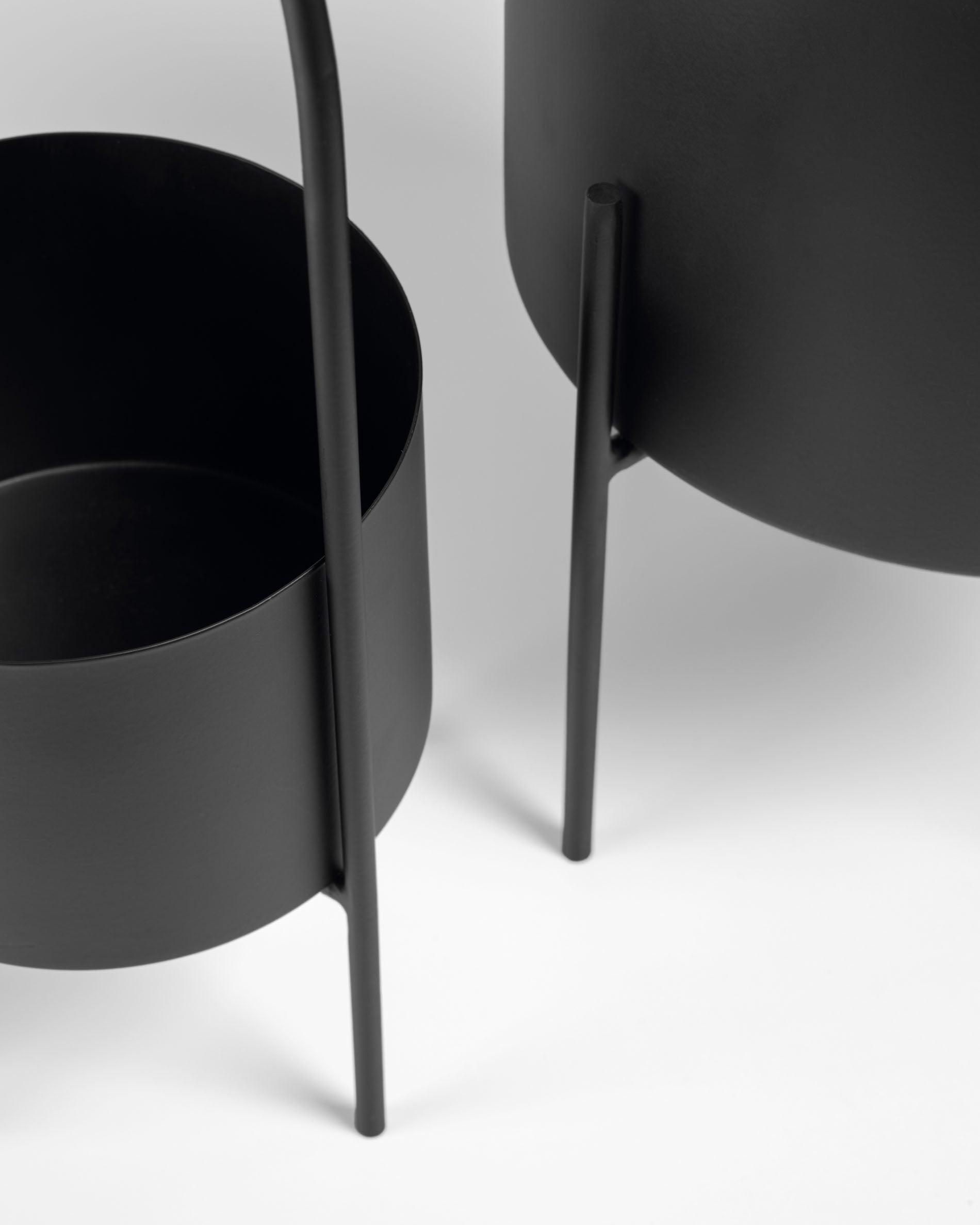Set of 2 Mash planters with black metal handle Ø 25 cm / Ø 16,5 cm - Detail