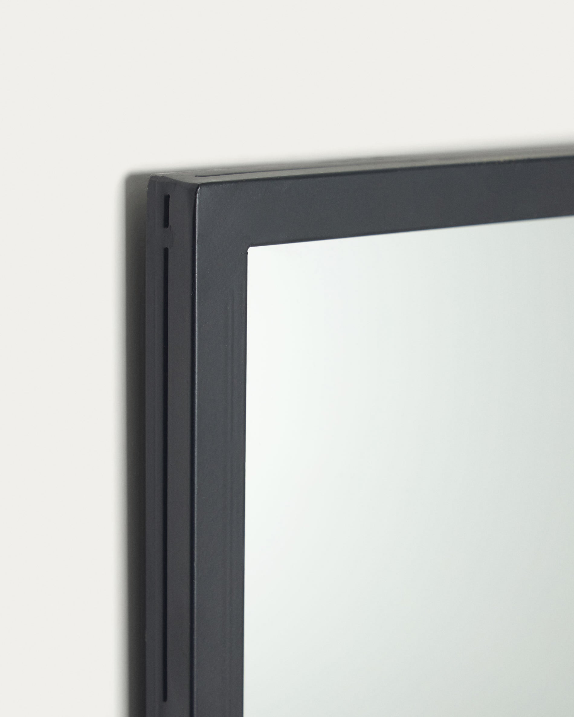 Ulrica black metal wall mirror 80 x 80 cm - Detail