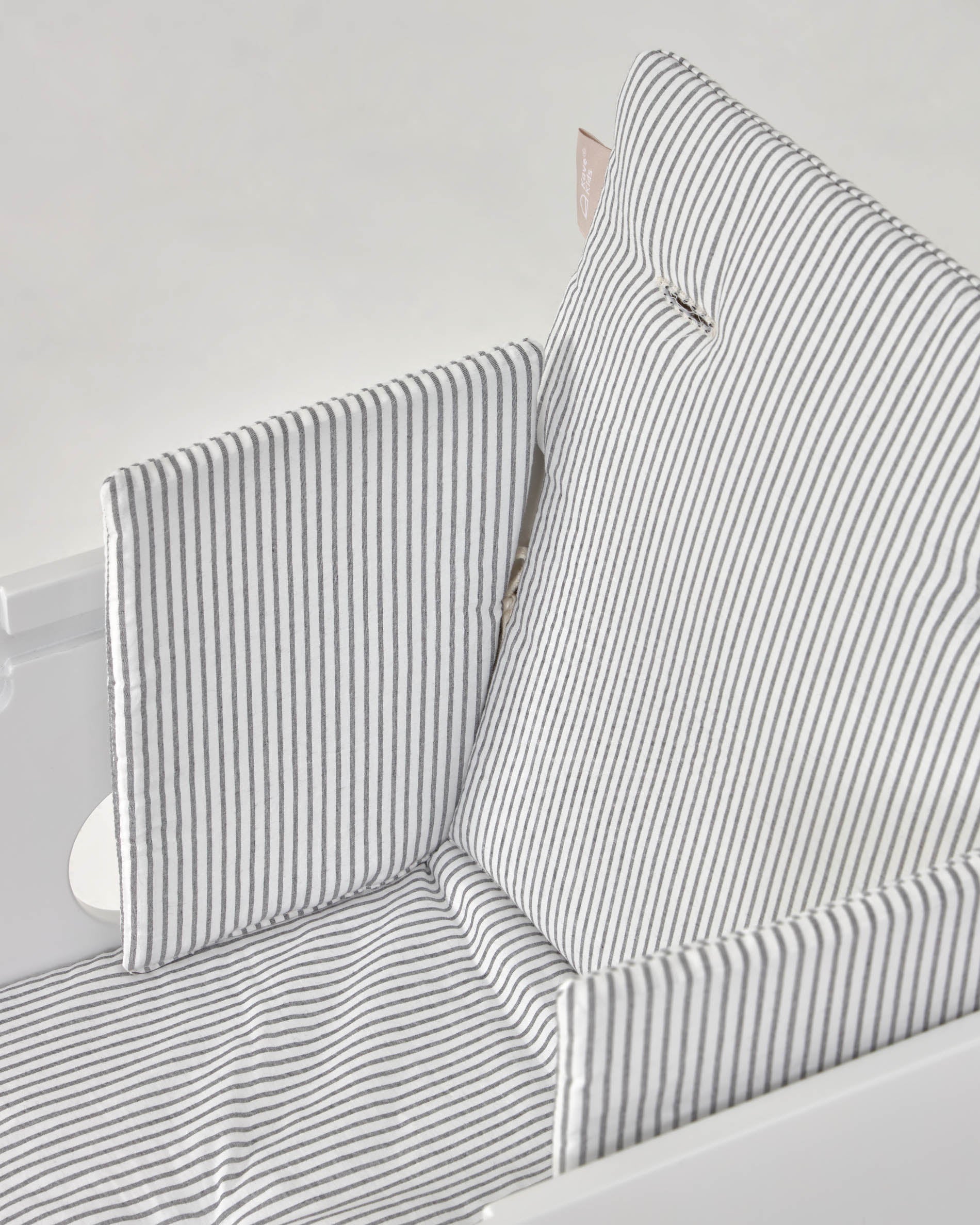 100% organic cotton (GOTS) Nuun highchair cushion in blue stripes - Detail