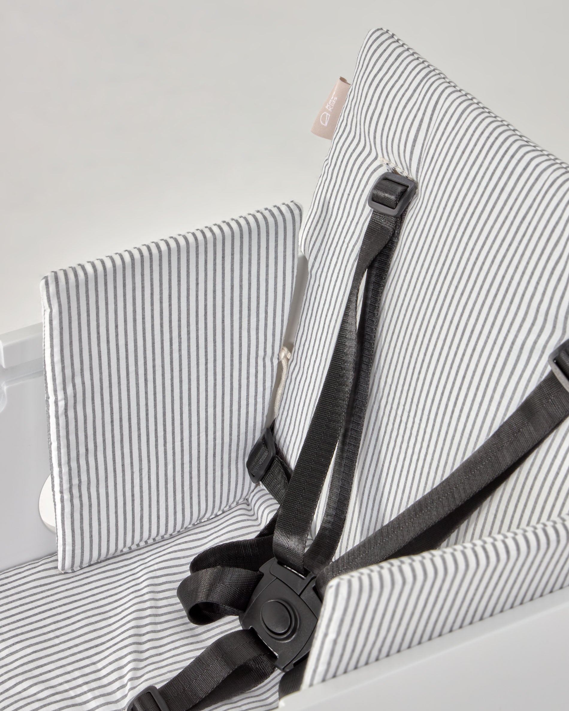 100% organic cotton (GOTS) Nuun highchair cushion in blue stripes - Detail
