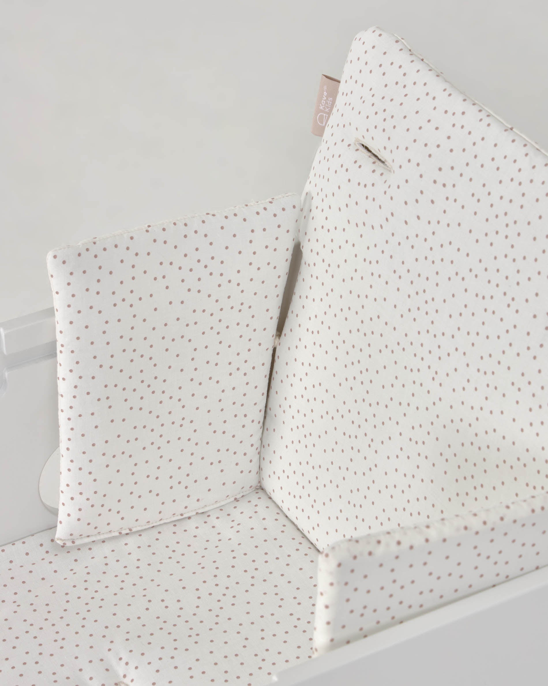 100% organic cotton (GOTS) Nuun highchair cushion in pink polka dots - Detail
