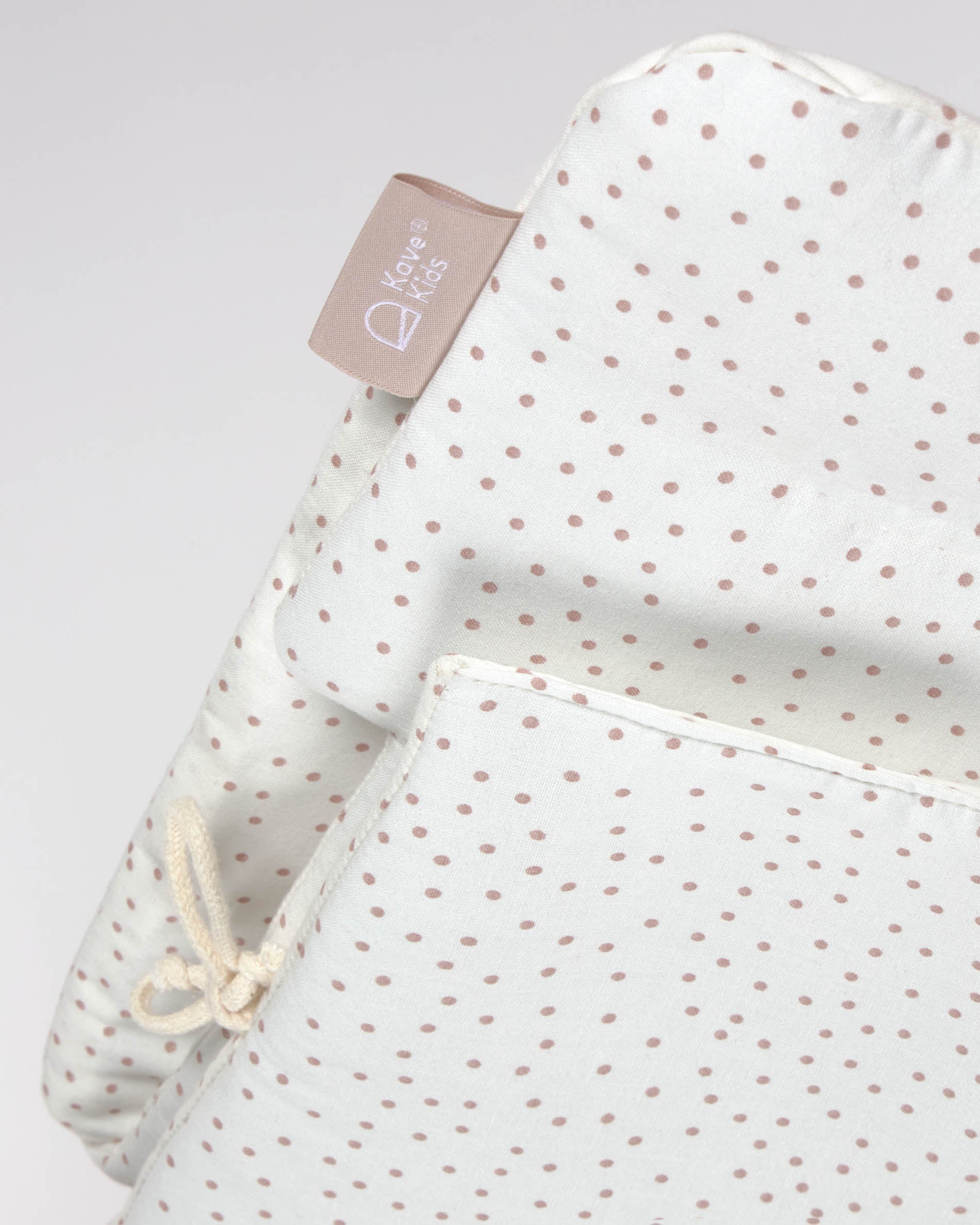 100% organic cotton (GOTS) Nuun highchair cushion in pink polka dots - Detail