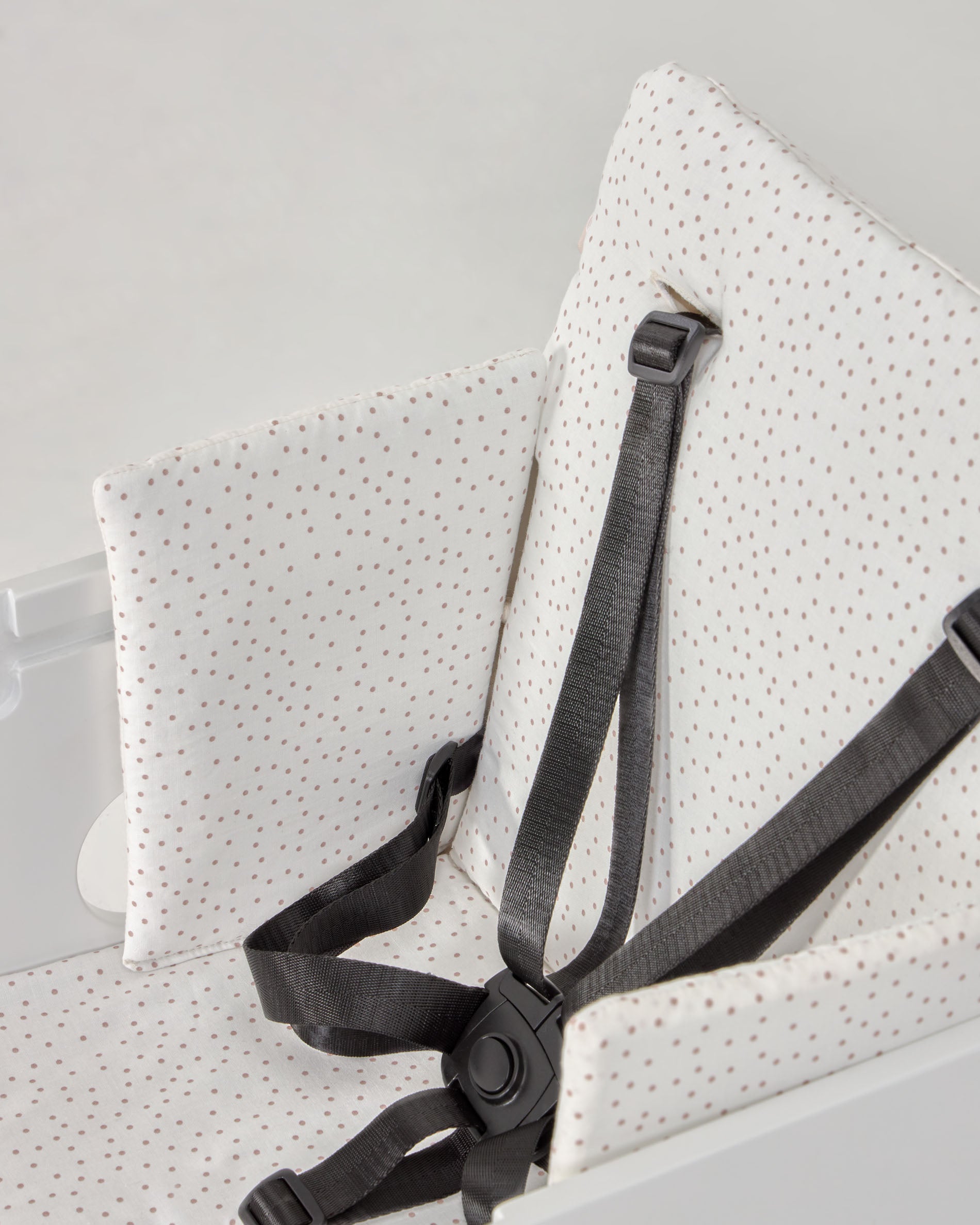 100% organic cotton (GOTS) Nuun highchair cushion in pink polka dots - Detail