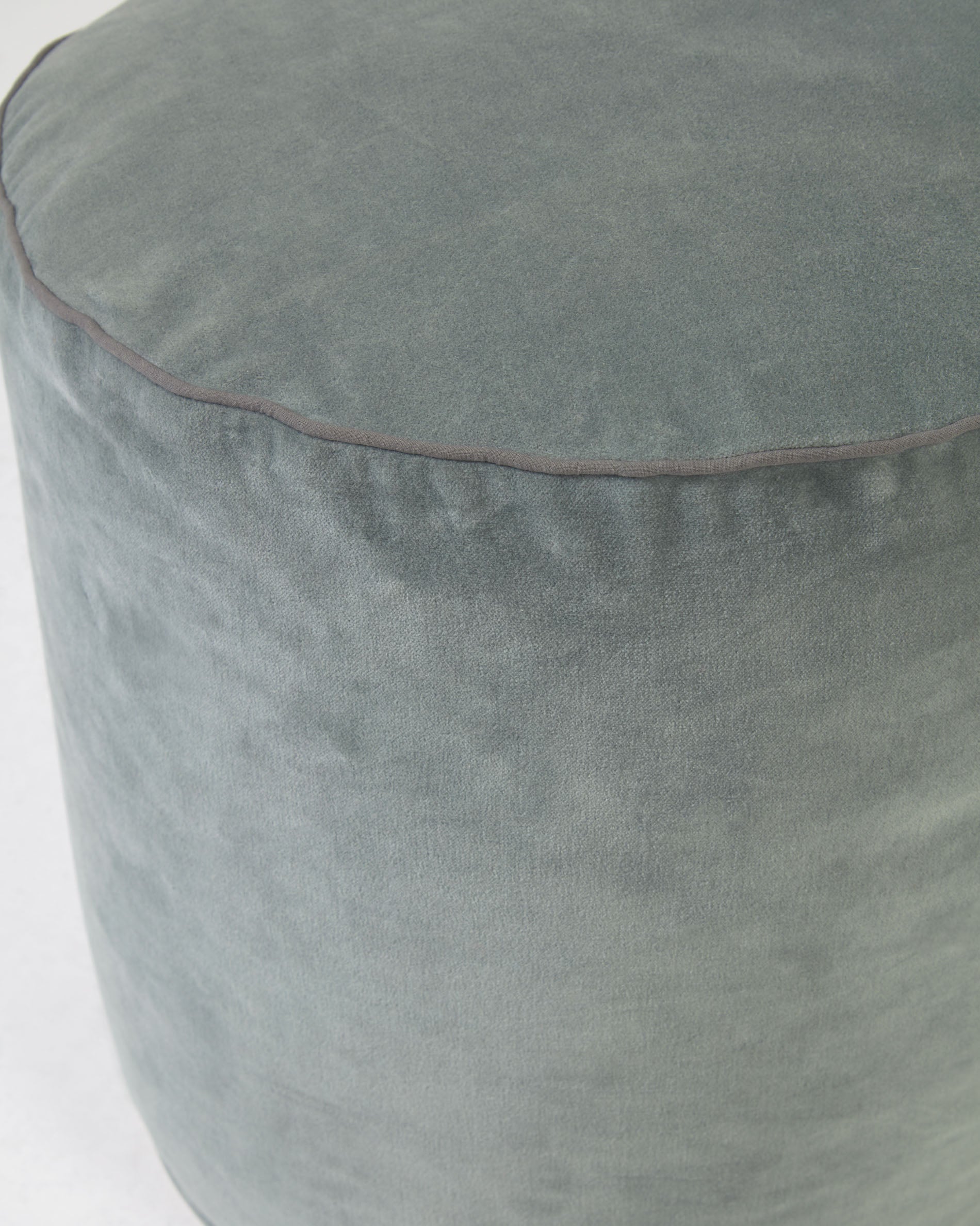 Brunetta round pouffe in dark turquoise velvet Ø 40 cm - Detail