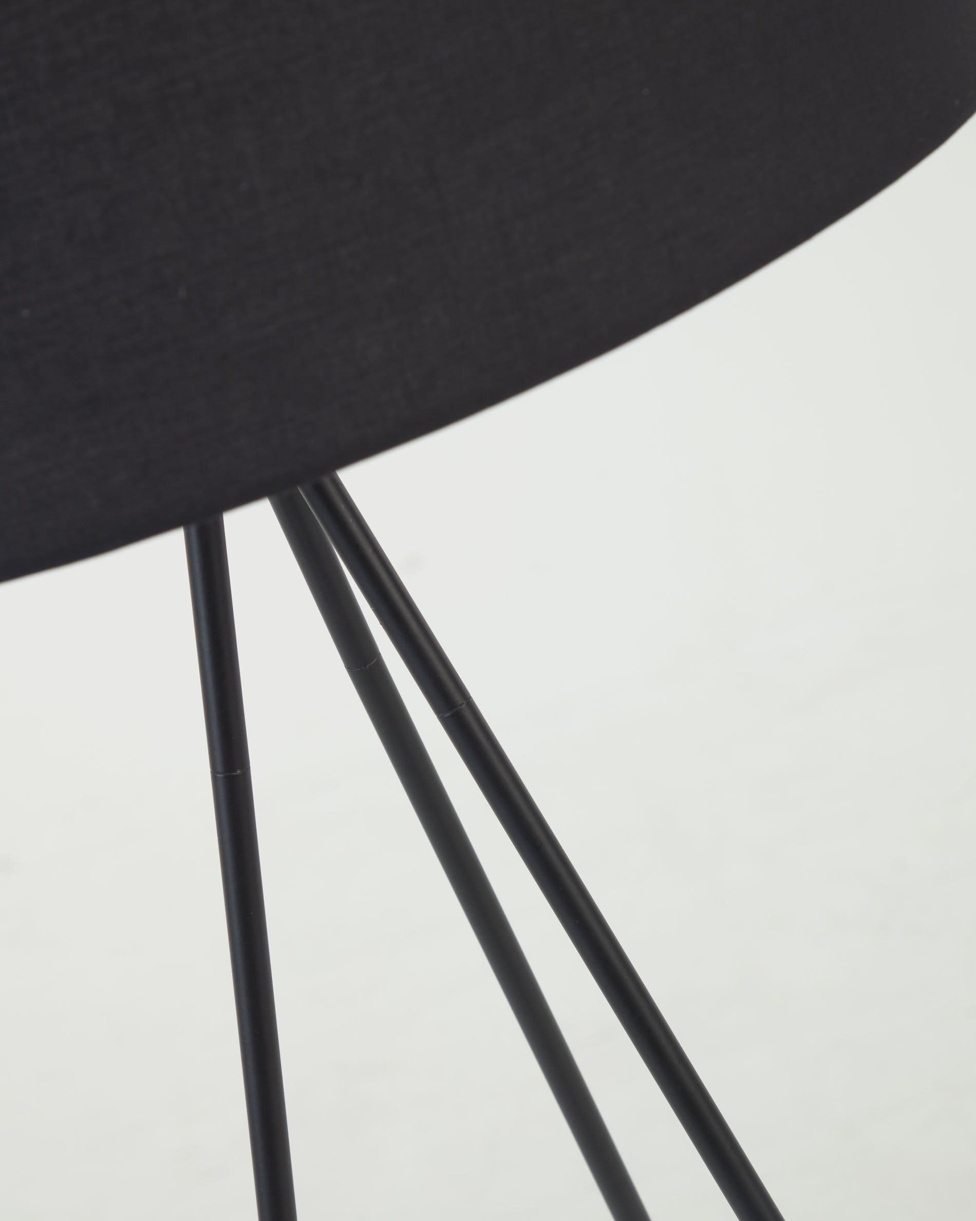 Ikia floor lamp in steel with black finish - Detail