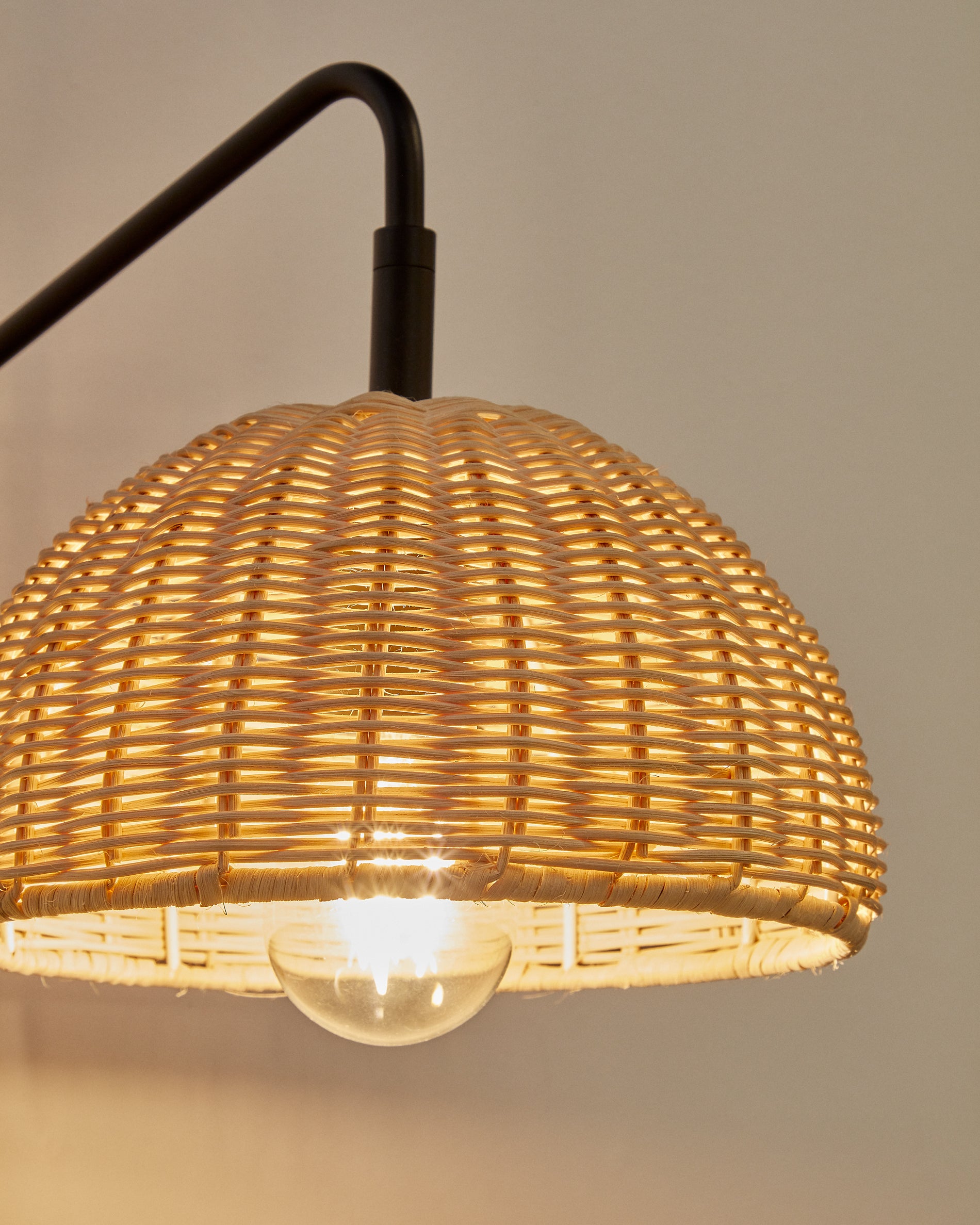 Damila wall light in rattan and black metal - Detail
