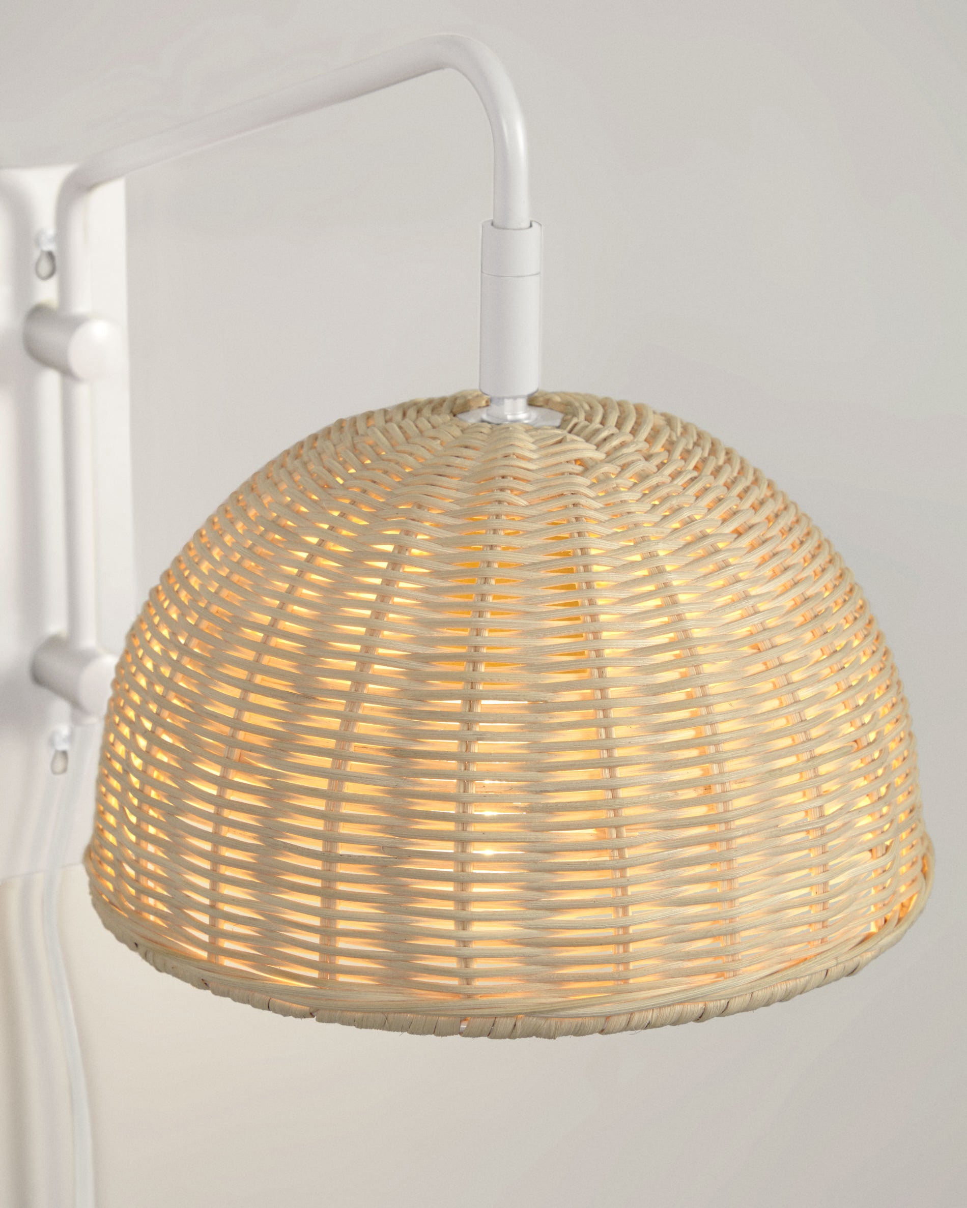 Damila wall light in metal with white finish and rattan with natural finish - Detail