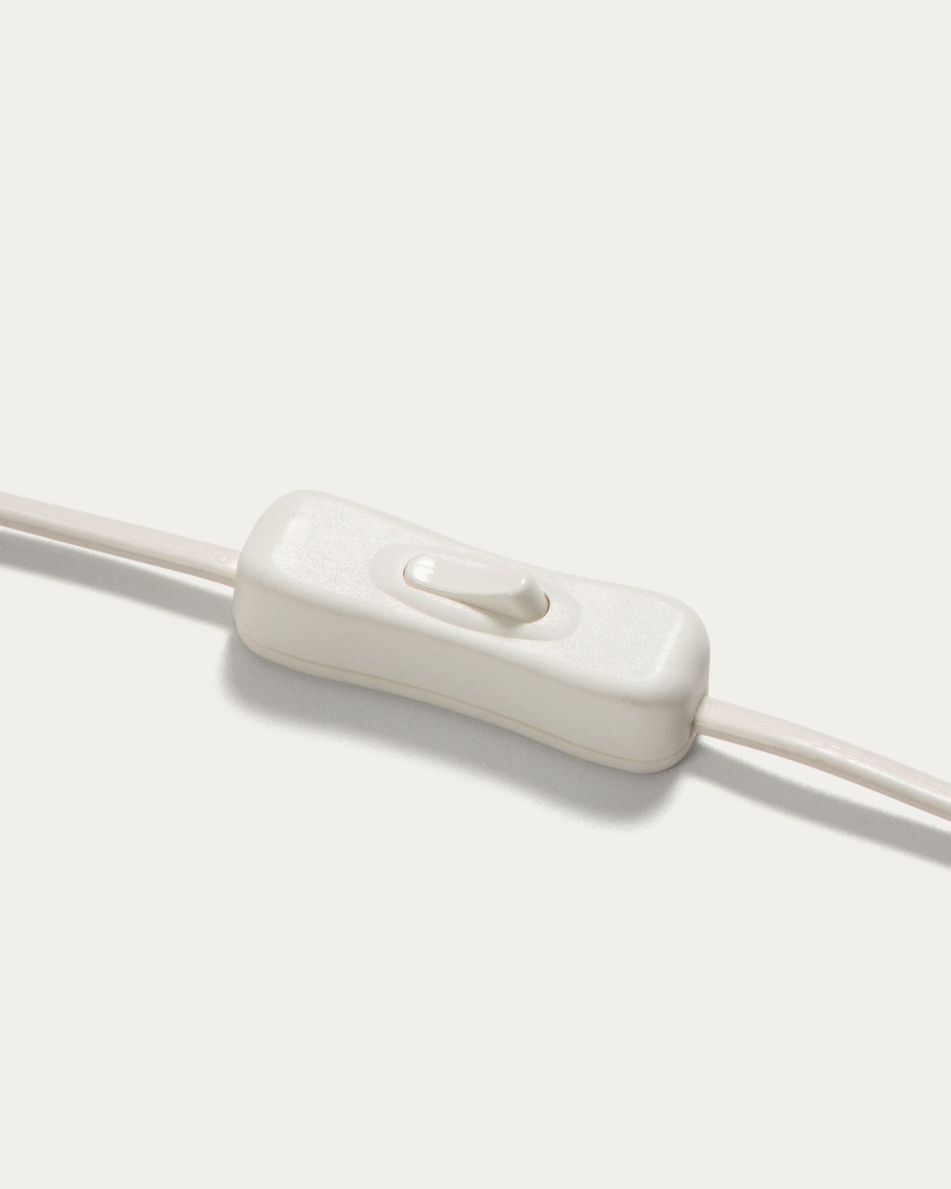 Damila wall light in metal with white finish and rattan with natural finish - Detail