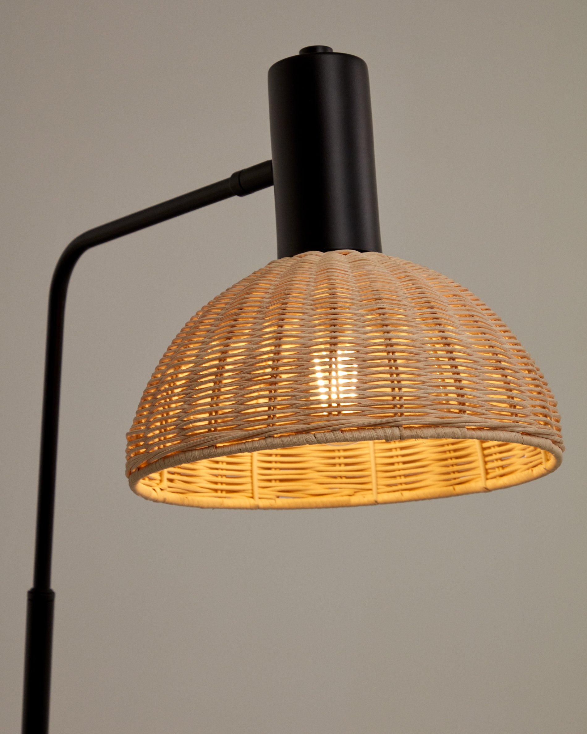 Damila floor lamp in rattan and black metal - Detail