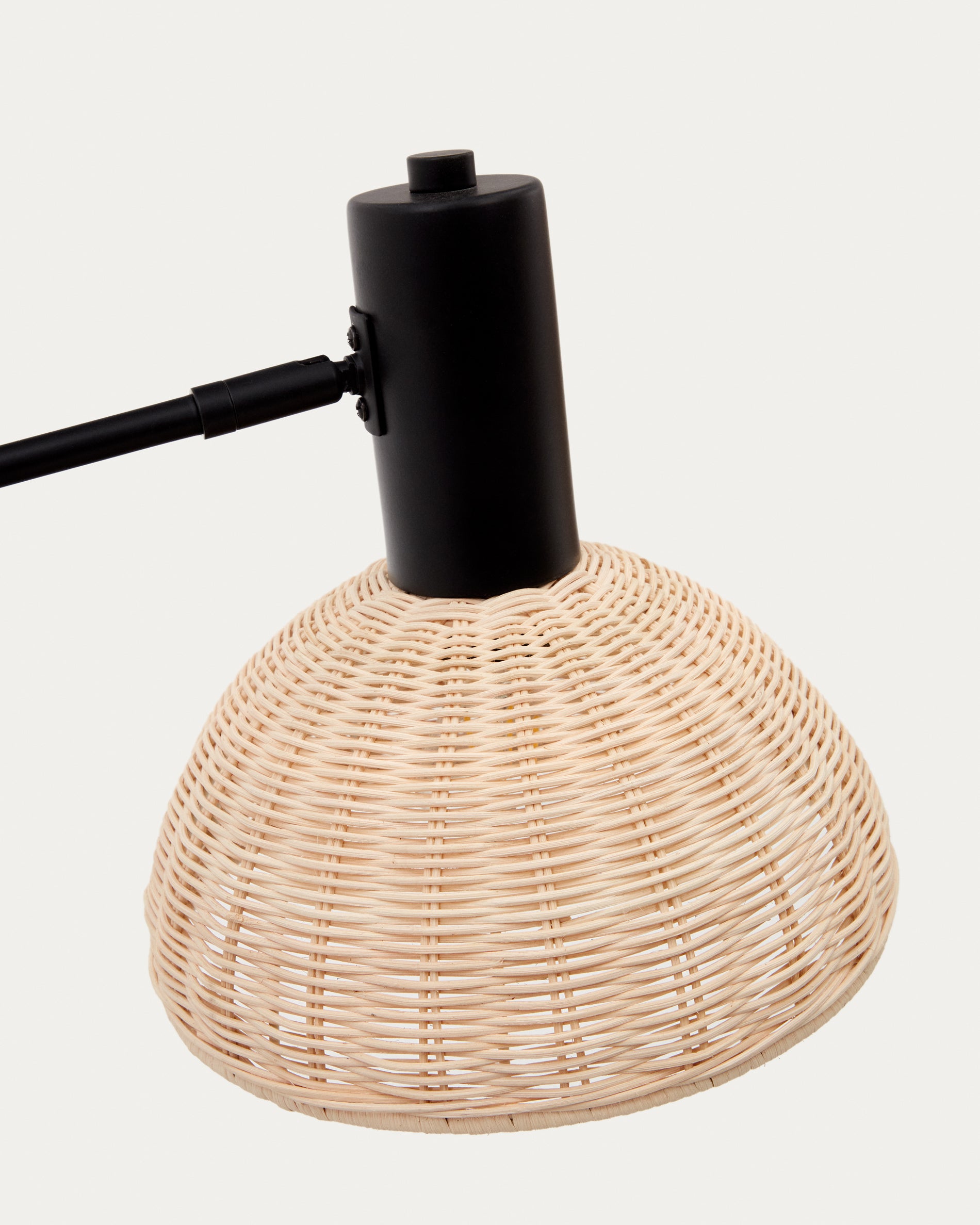 Damila floor lamp in rattan and black metal - Detail