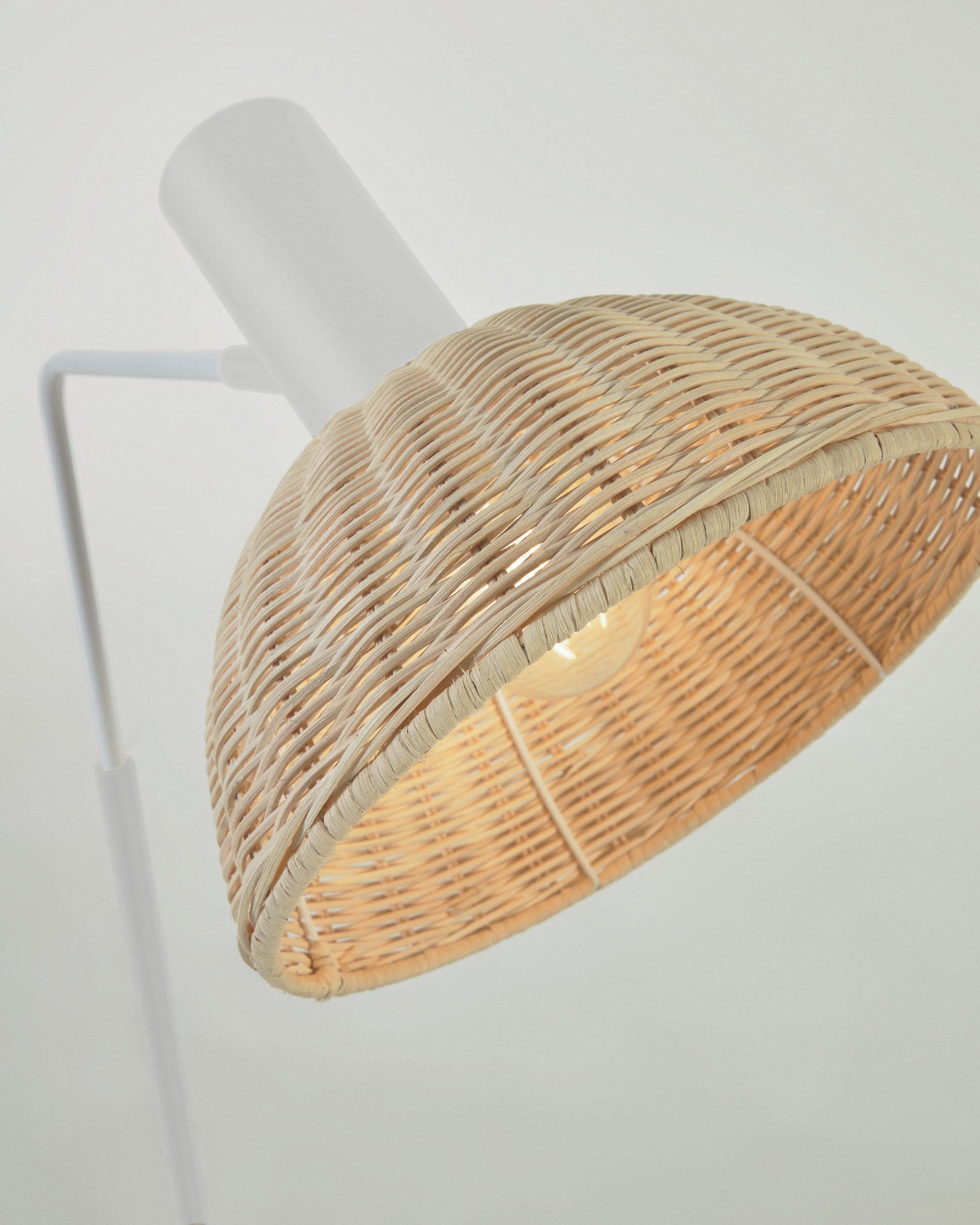 Damila floor lamp in metal with white finish and rattan with natural finish - Detail