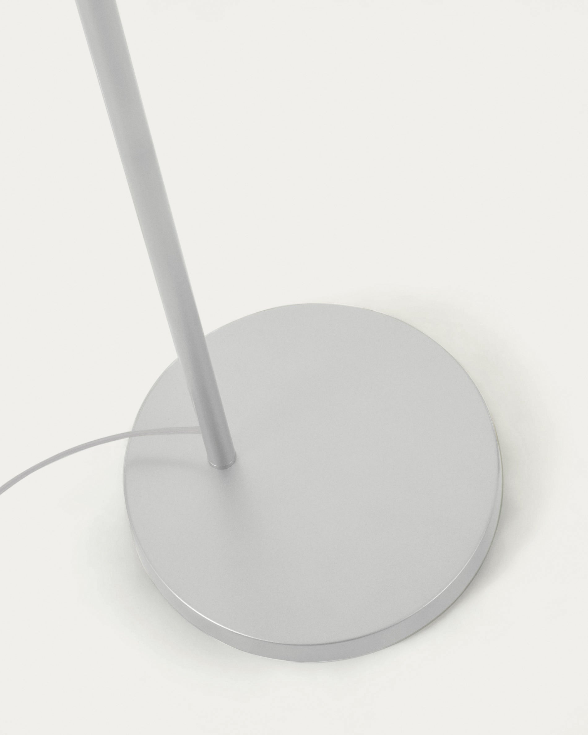 Damila floor lamp in metal with white finish and rattan with natural finish - Detail