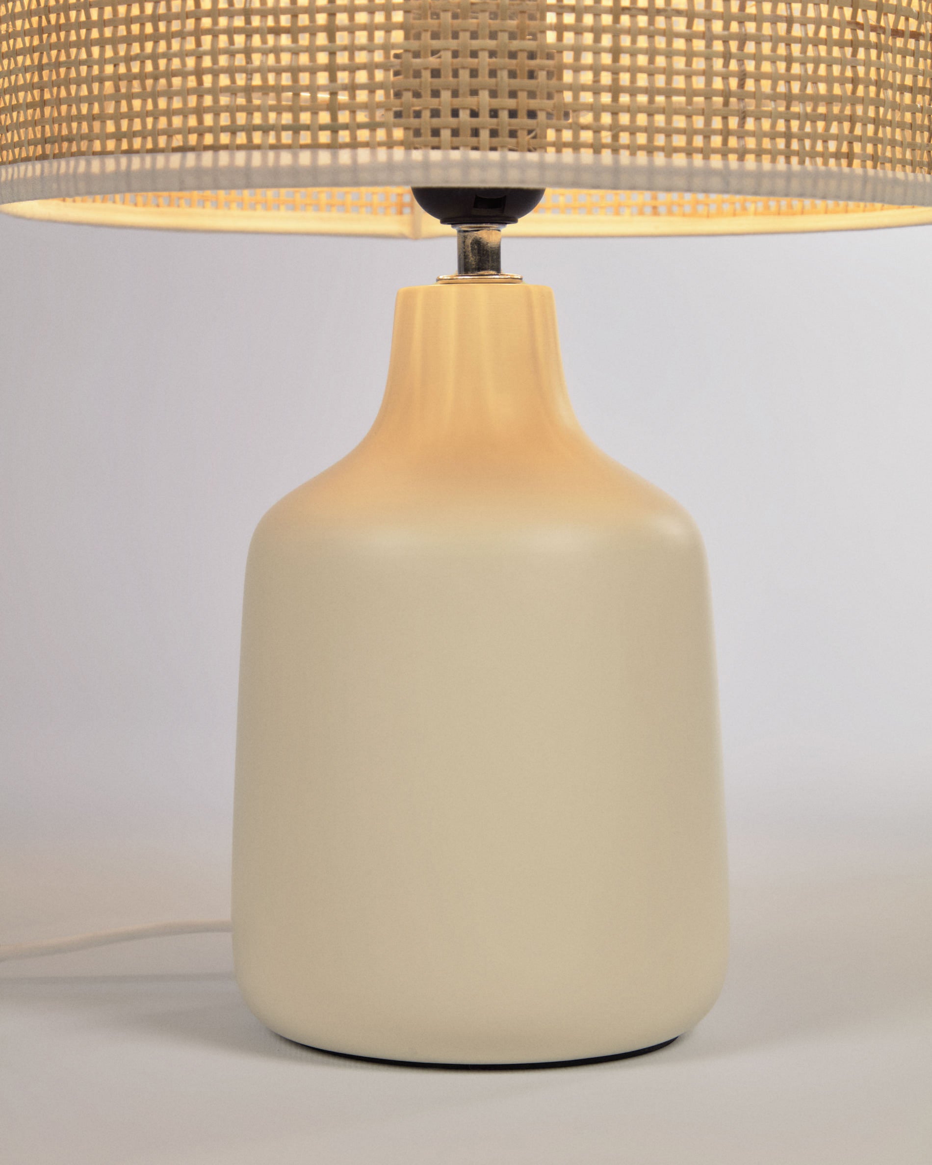 Erna table lamp in white ceramic and bamboo with natural finish - Detail