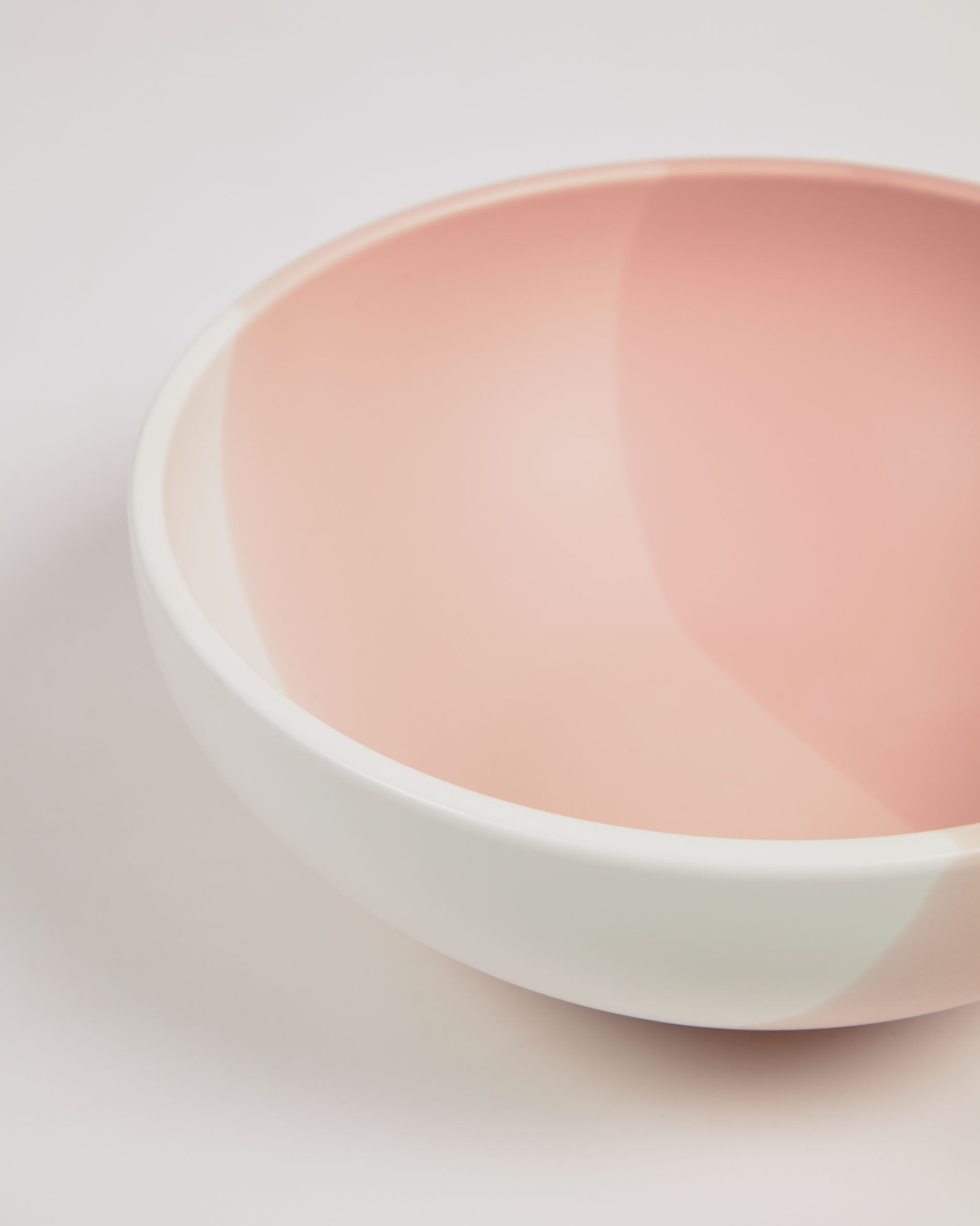 Sayuri large porcelain bowl in pink and white - Detail