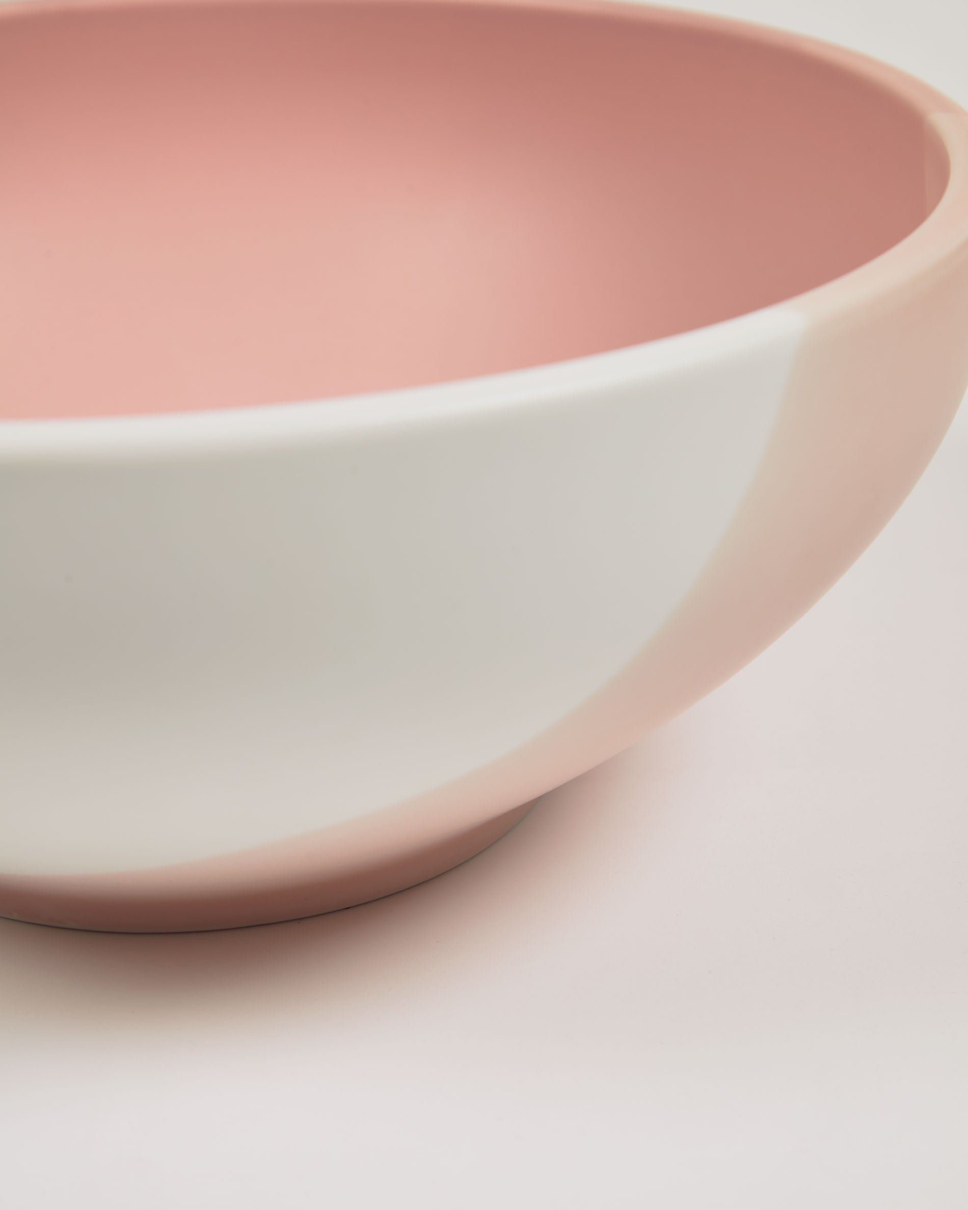 Sayuri large porcelain bowl in pink and white - Detail