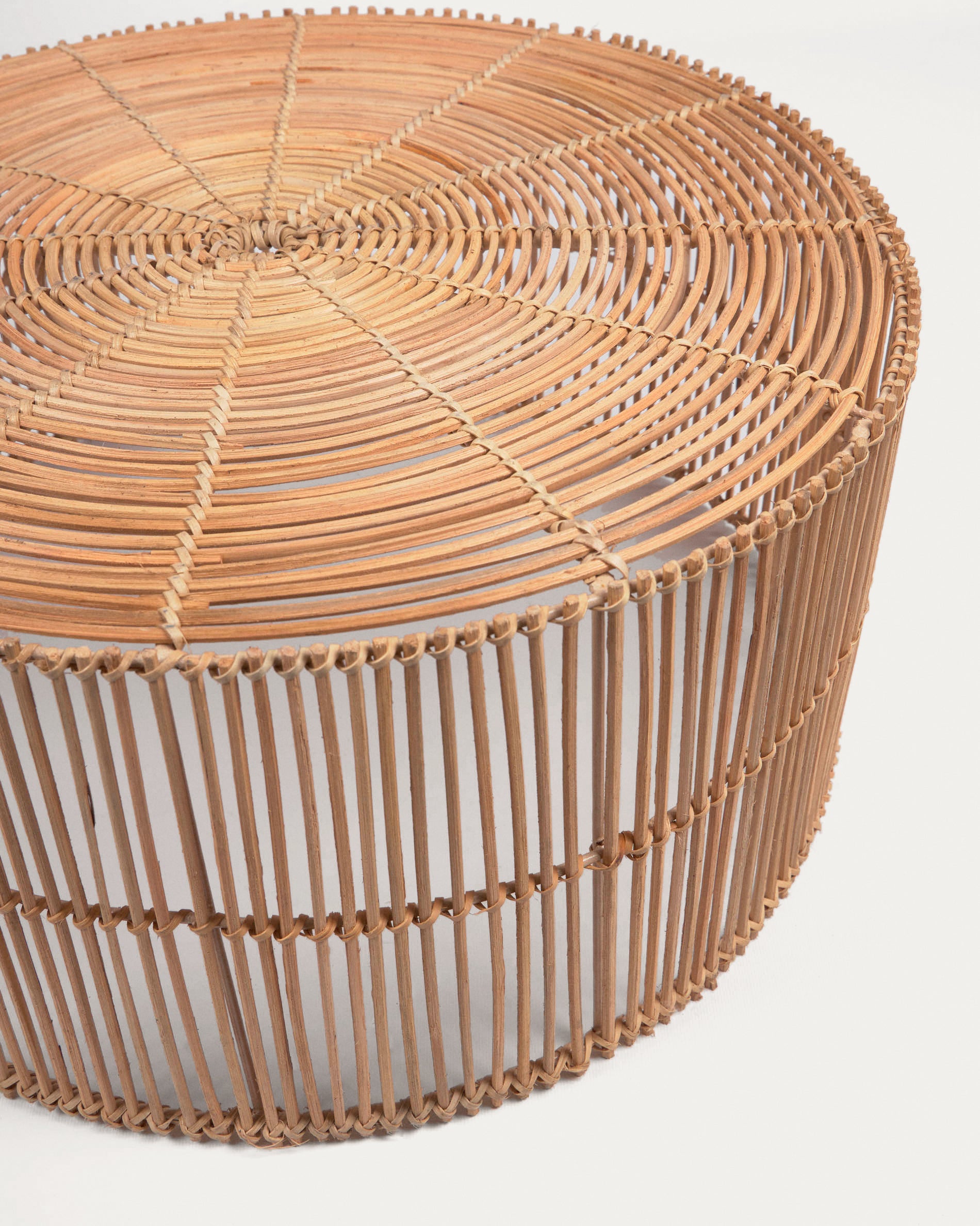 Elmima set of 2 coffee tables in 100% rattan with natural finish Ø 66 cm and Ø 55 cm - Detail