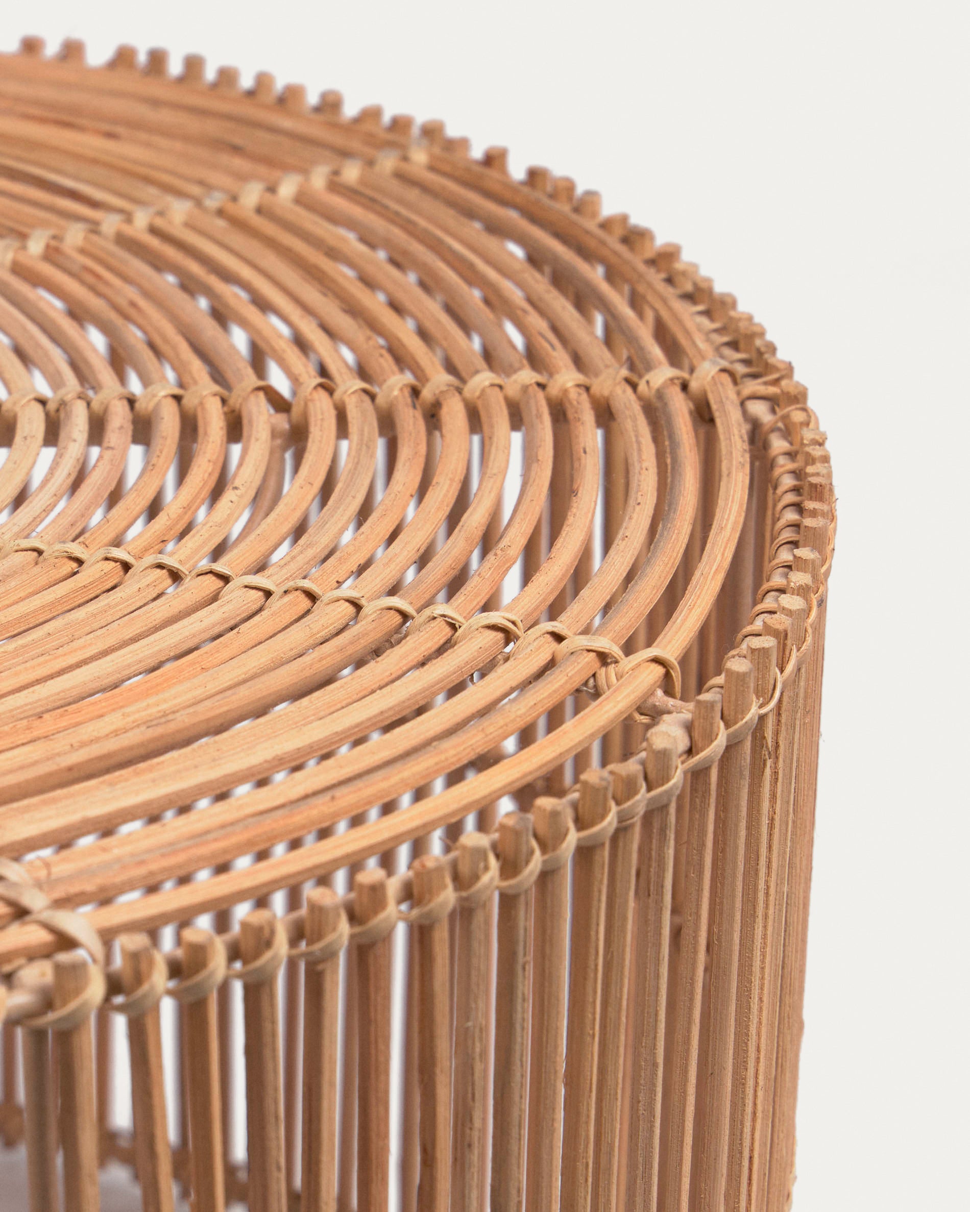 Elmima set of 2 coffee tables in 100% rattan with natural finish Ø 66 cm and Ø 55 cm - Detail