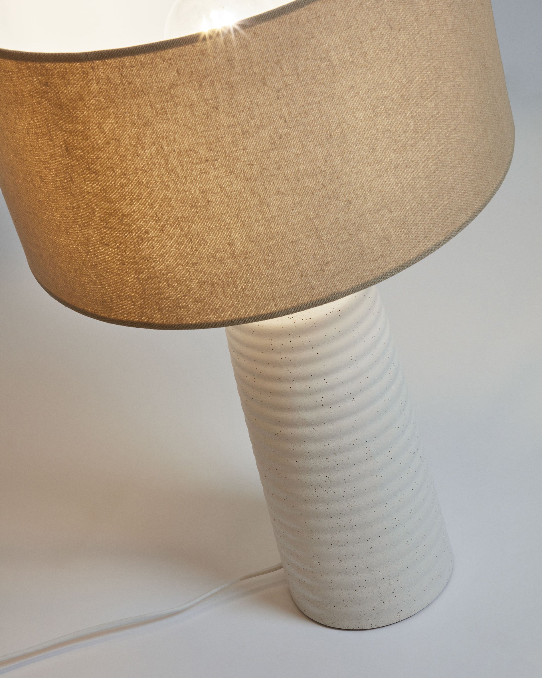 Mijal ceramic table lamp with a white finish - Detail