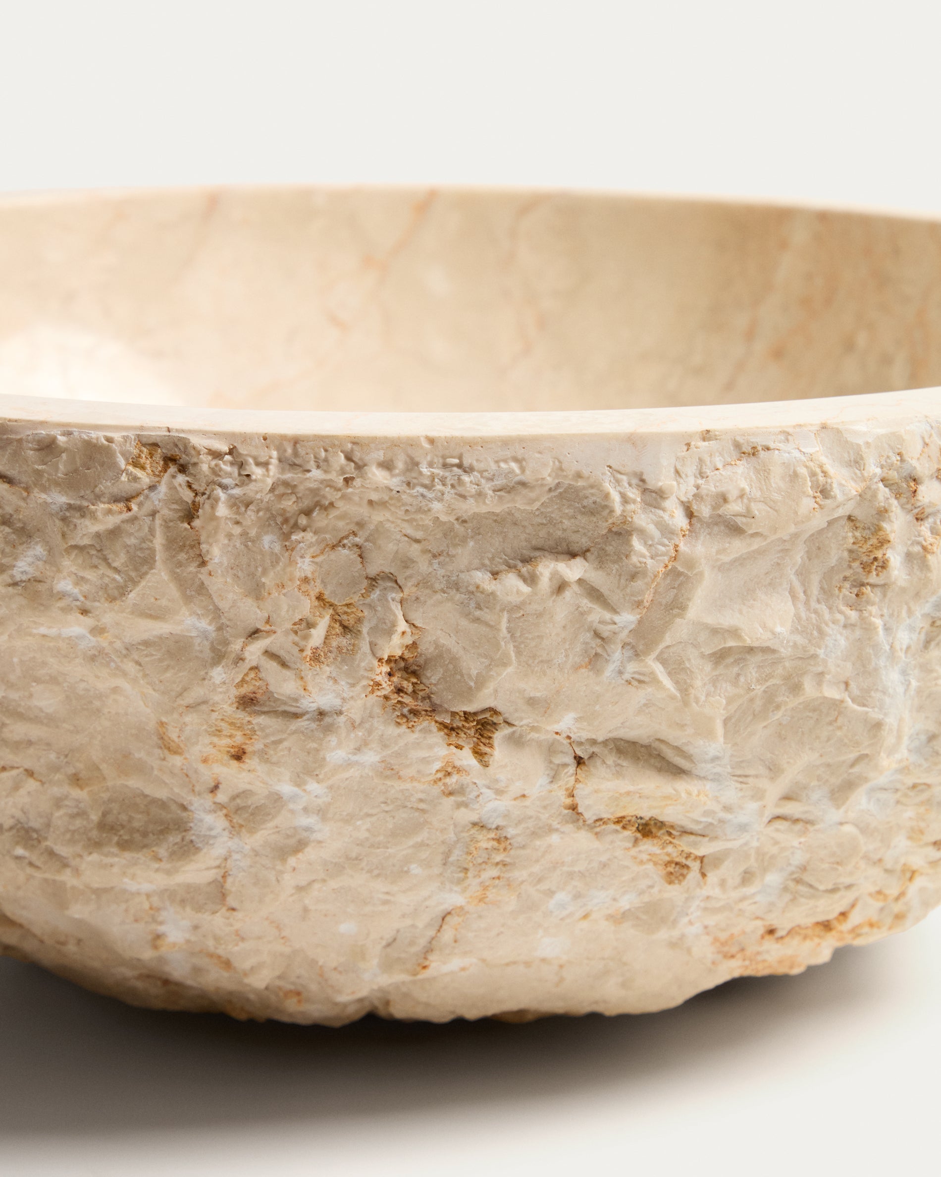 Orvane beige marble countertop washbasin Ø 40cm - Detail