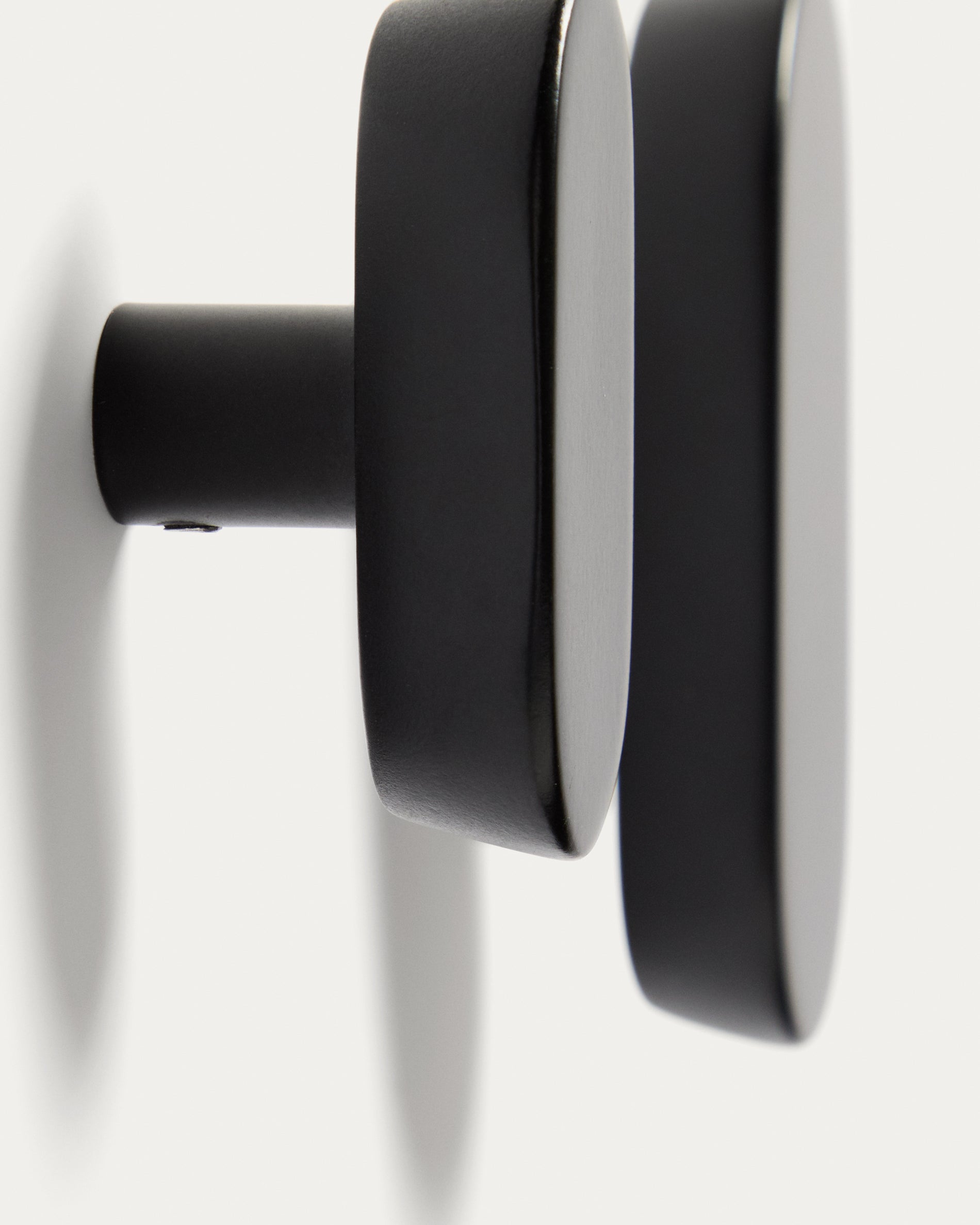 Arely set of 2 solid beech wood hangers with black lacquer finish 6.5 cm/10 cm - Detail