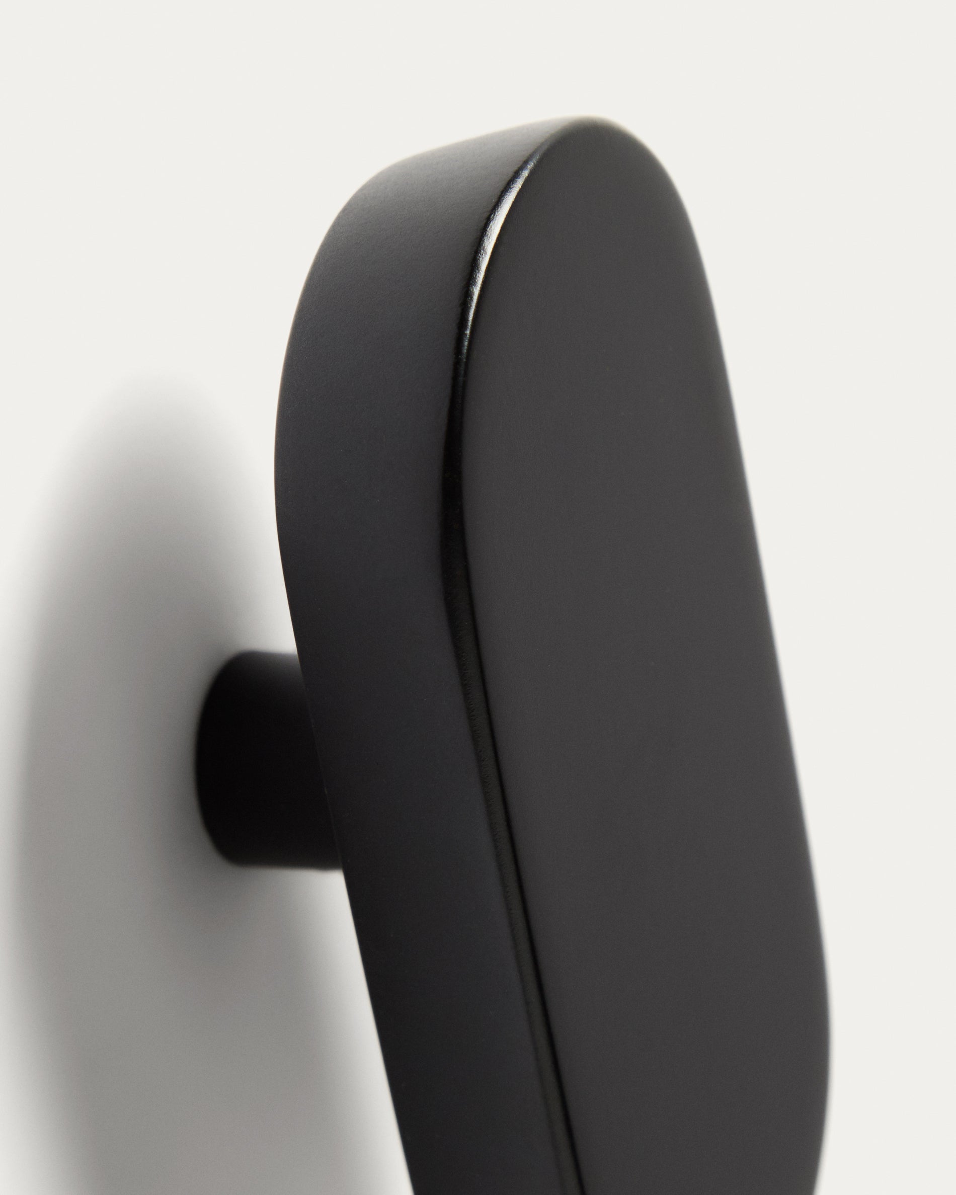 Arely set of 2 solid beech wood hangers with black lacquer finish 6.5 cm/10 cm - Detail