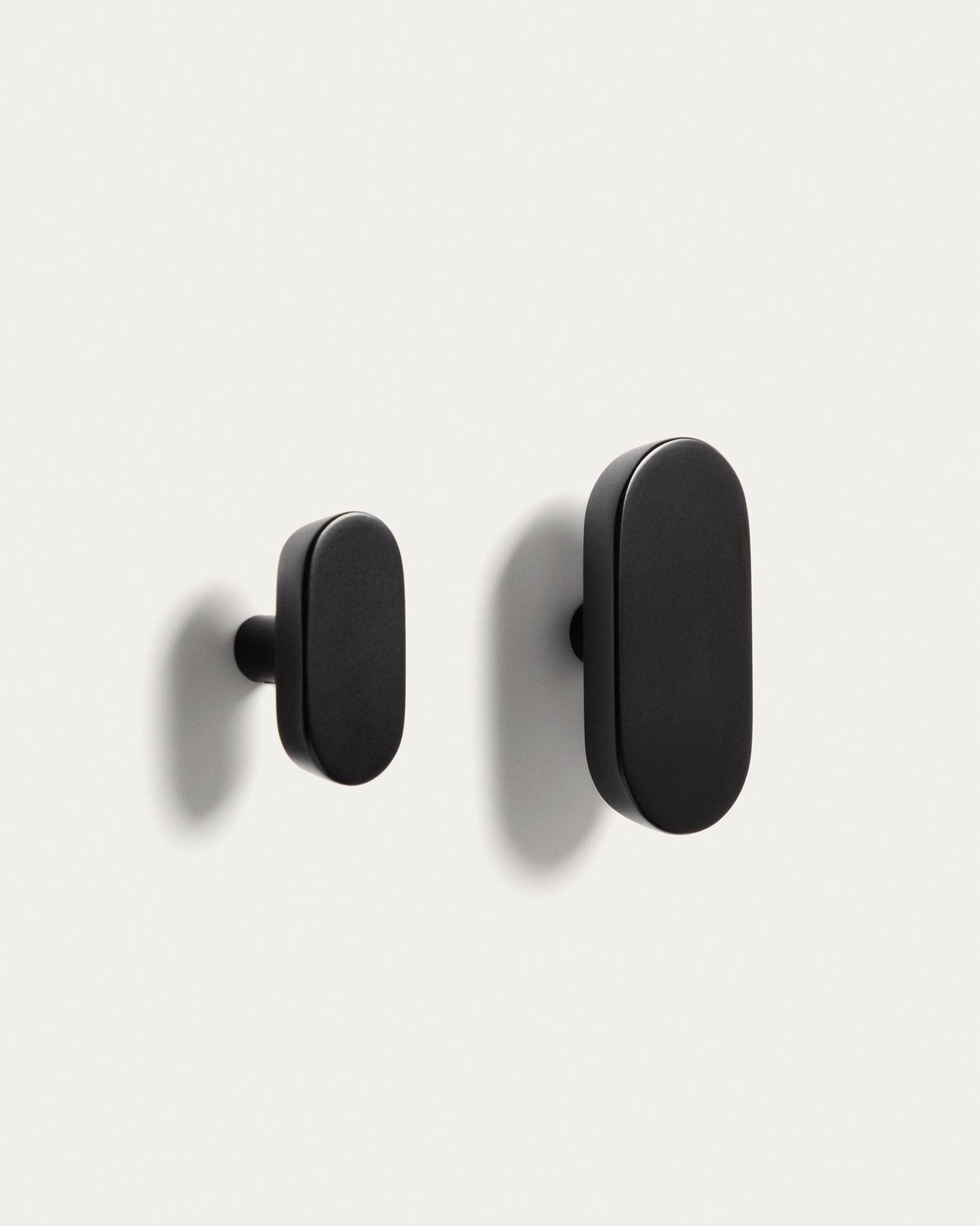 Arely set of 2 solid beech wood hangers with black lacquer finish 6.5 cm/10 cm - Product View