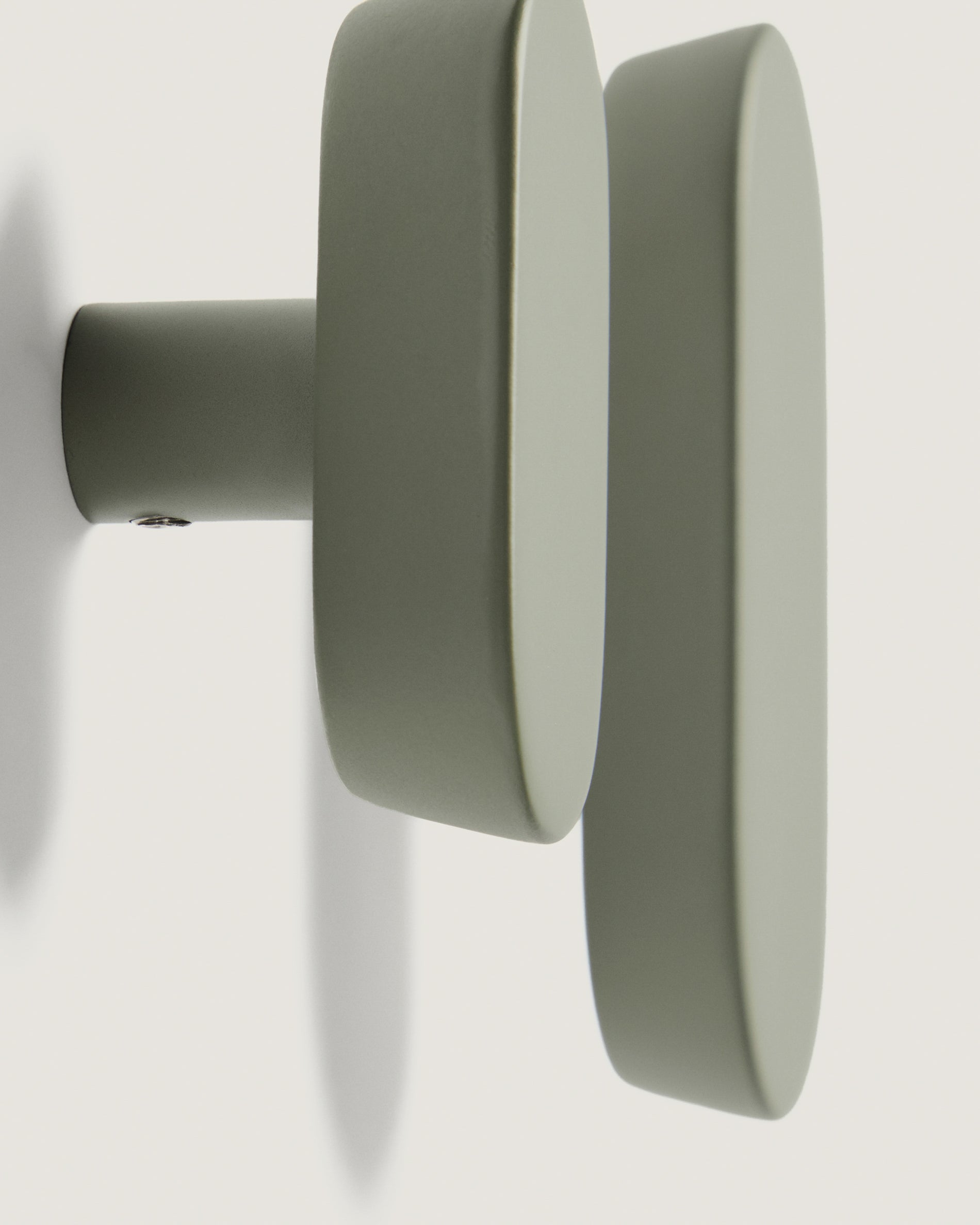 Arely set of 2 solid beech wood hangers with green lacquer finish 6.5 cm/10 cm - Detail
