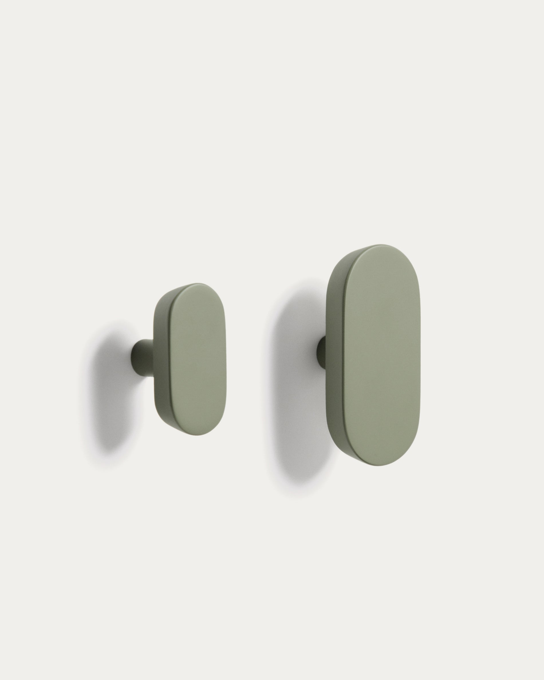 Arely set of 2 solid beech wood hangers with green lacquer finish 6.5 cm/10 cm - Product View