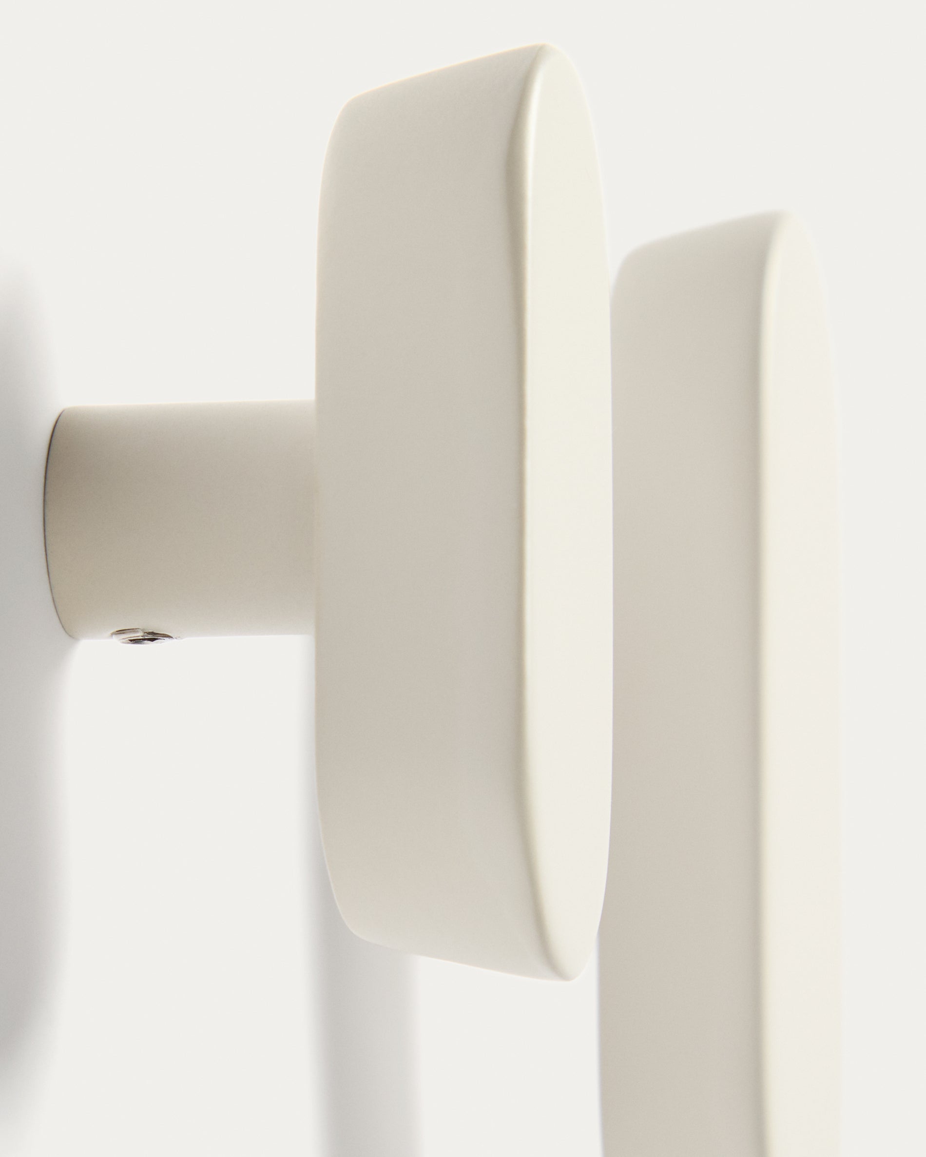 Arely set of 2 solid beech wood hangers with beige lacquer finish 6.5 cm/10 cm - Detail