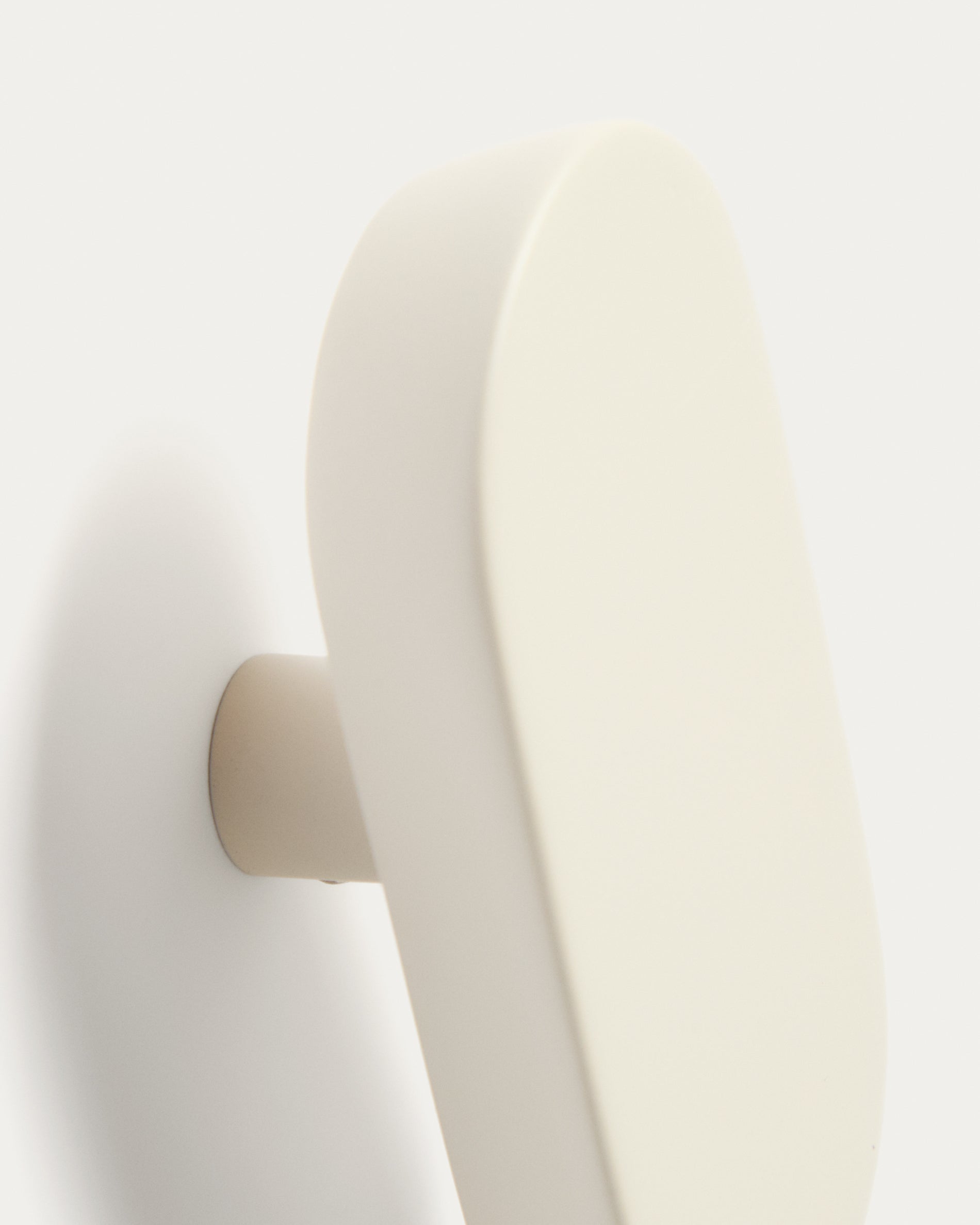 Arely set of 2 solid beech wood hangers with beige lacquer finish 6.5 cm/10 cm - Detail