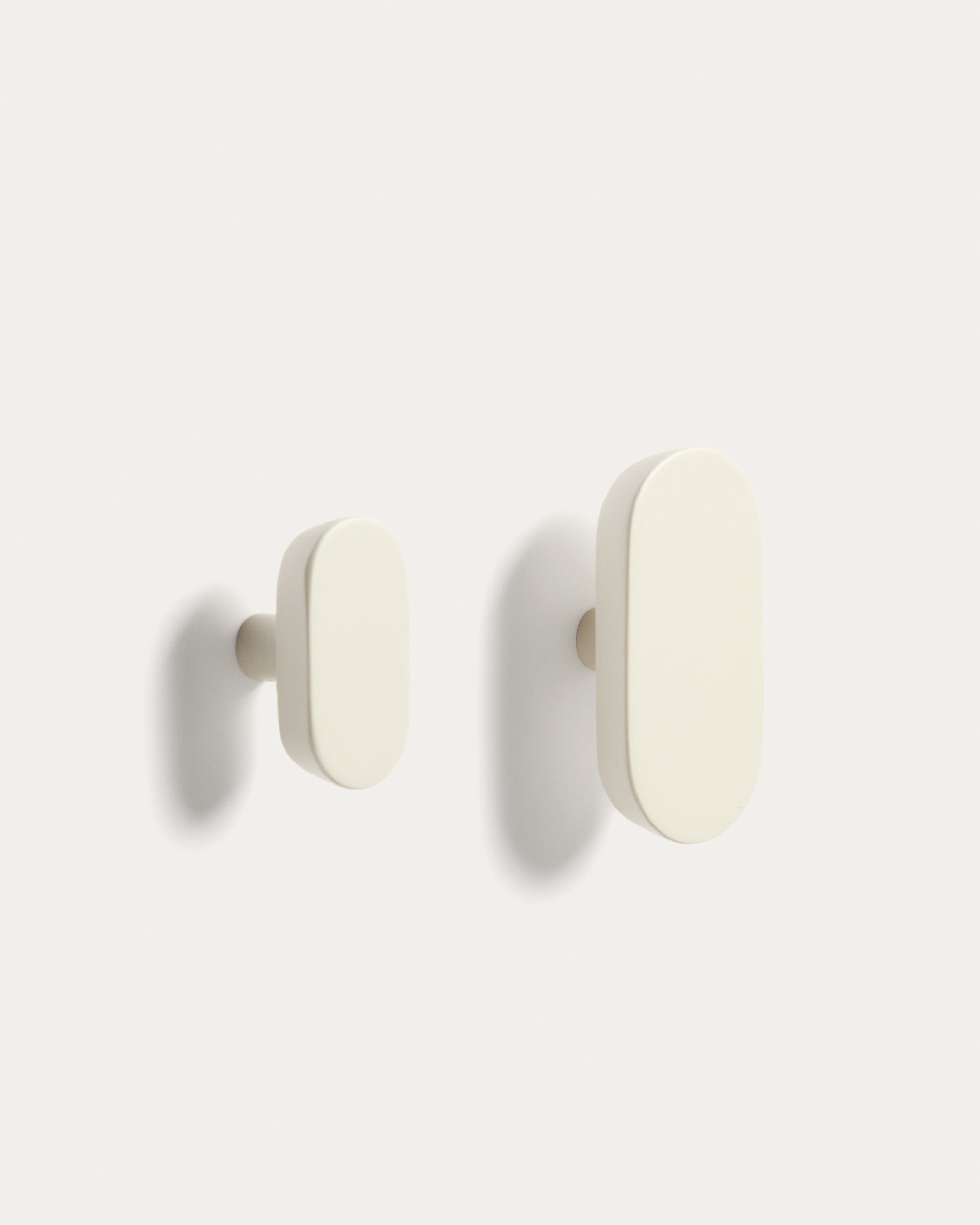 Arely set of 2 solid beech wood hangers with beige lacquer finish 6.5 cm/10 cm - Product View