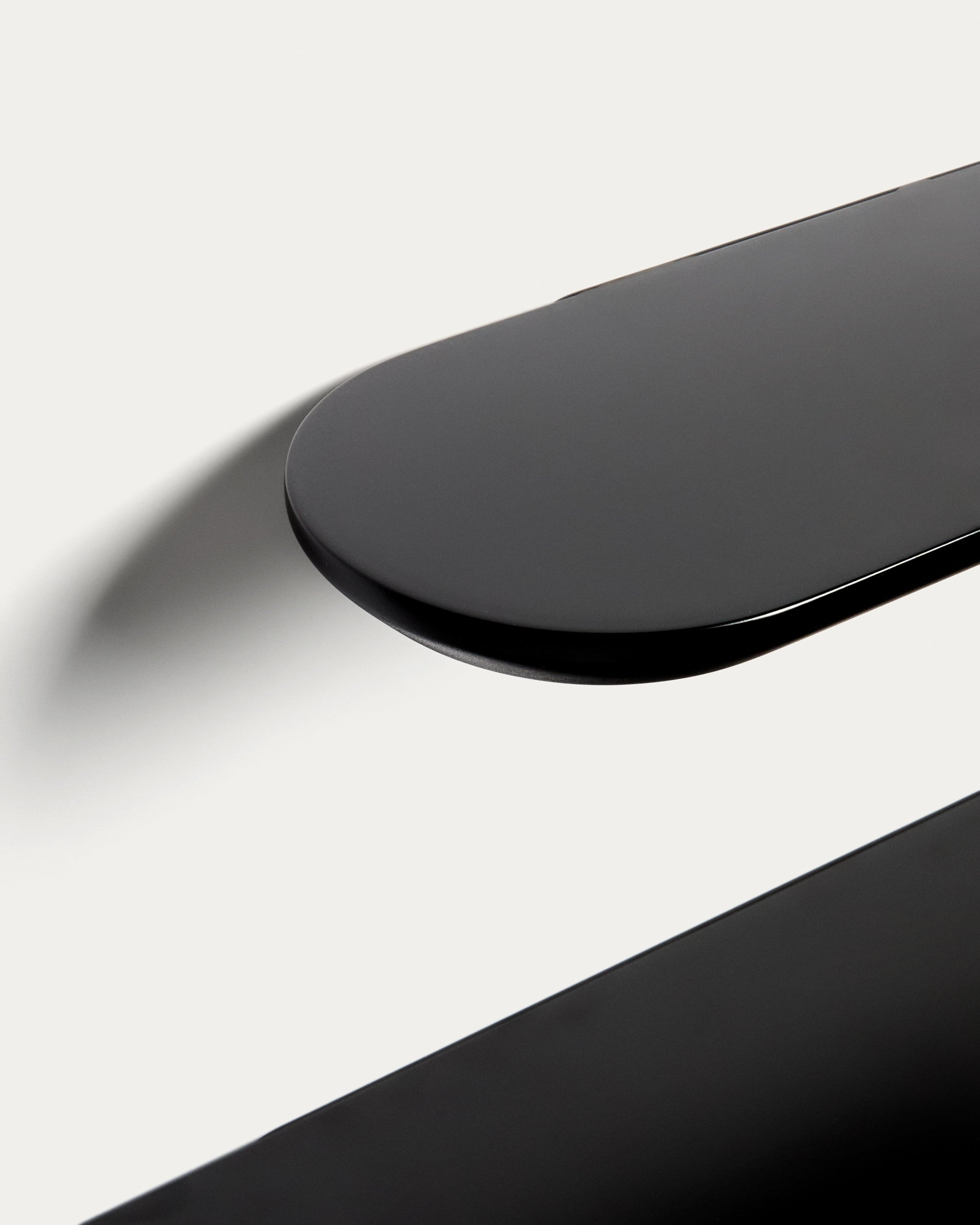Arely set of 2 MDF shelves with black lacquer finish 35 cm/55 cm - Detail