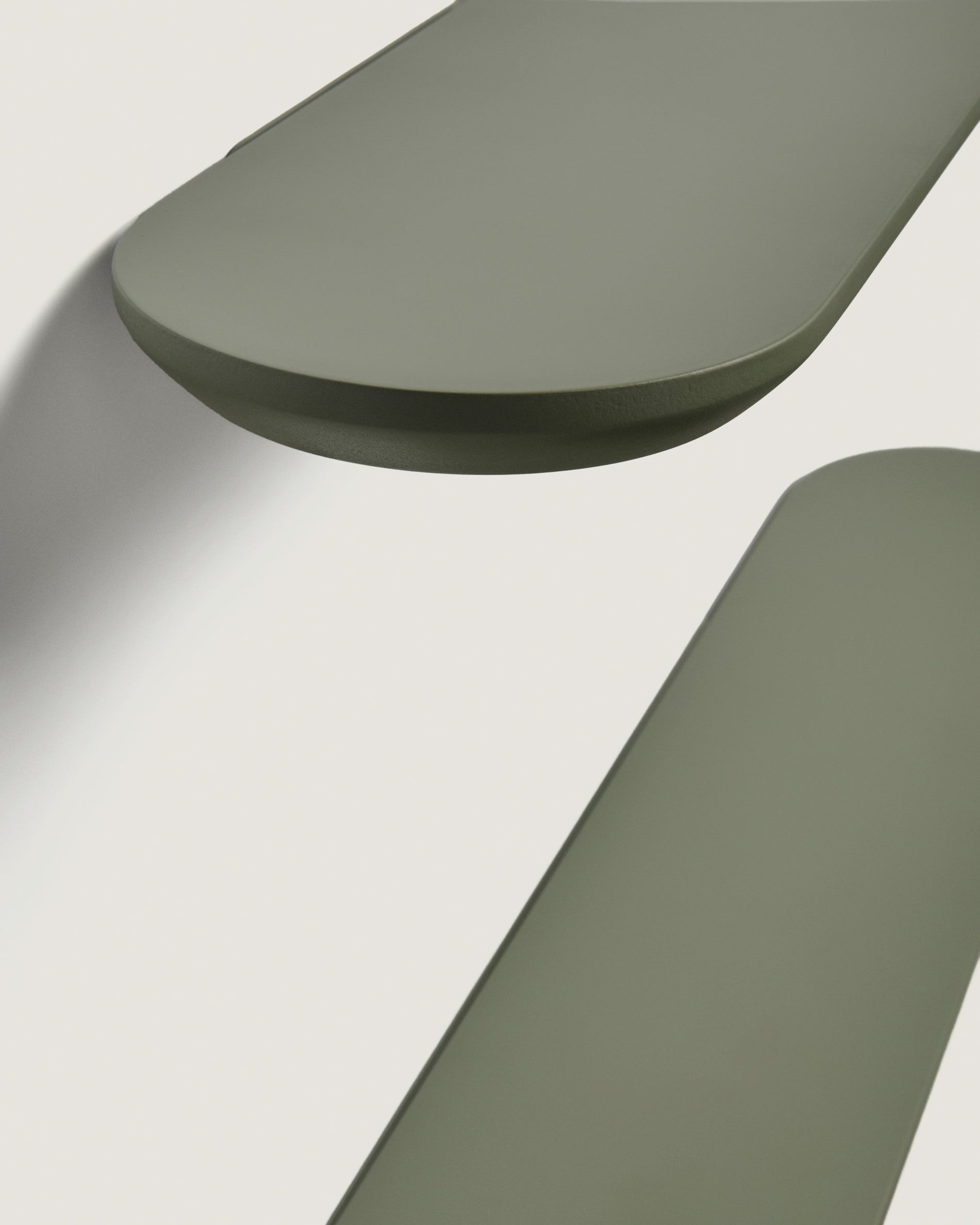 Arely set of 2 shelves in MDF with green lacquer finish 35 cm/55 cm - Detail