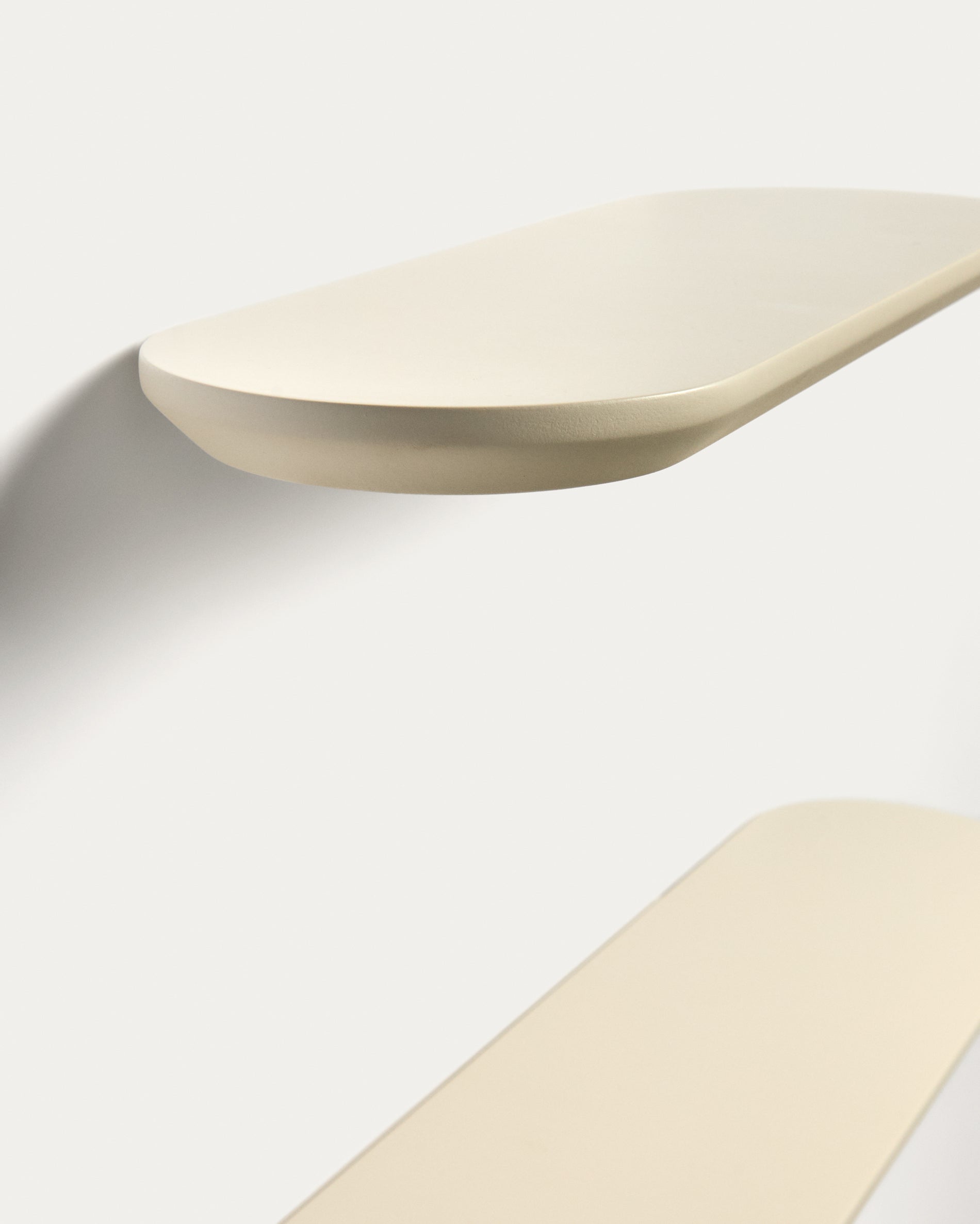 Arely set of 2 MDF shelves with beige lacquer finish 35 cm/55 cm - Detail