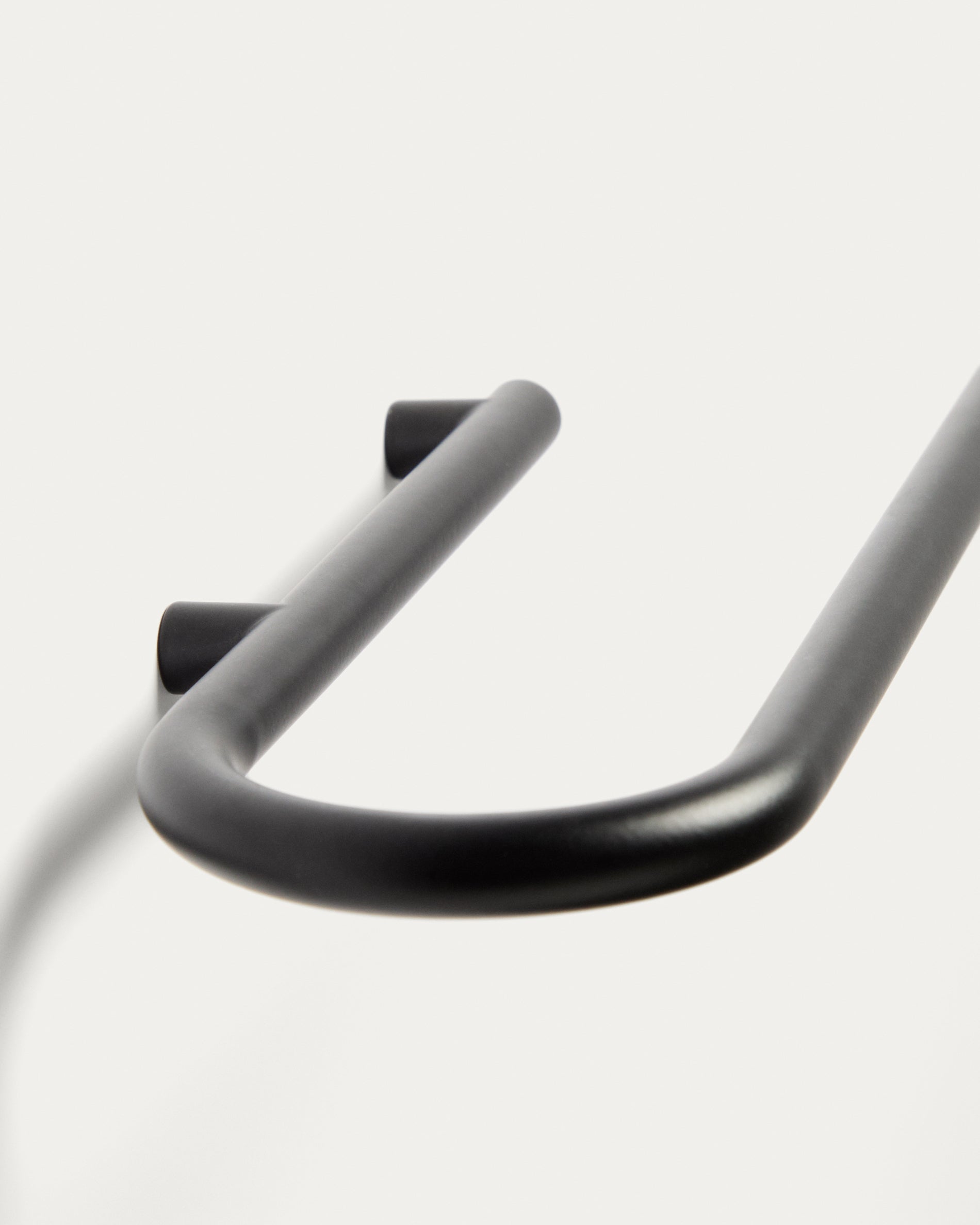 Black metal Arely towel rail - Detail
