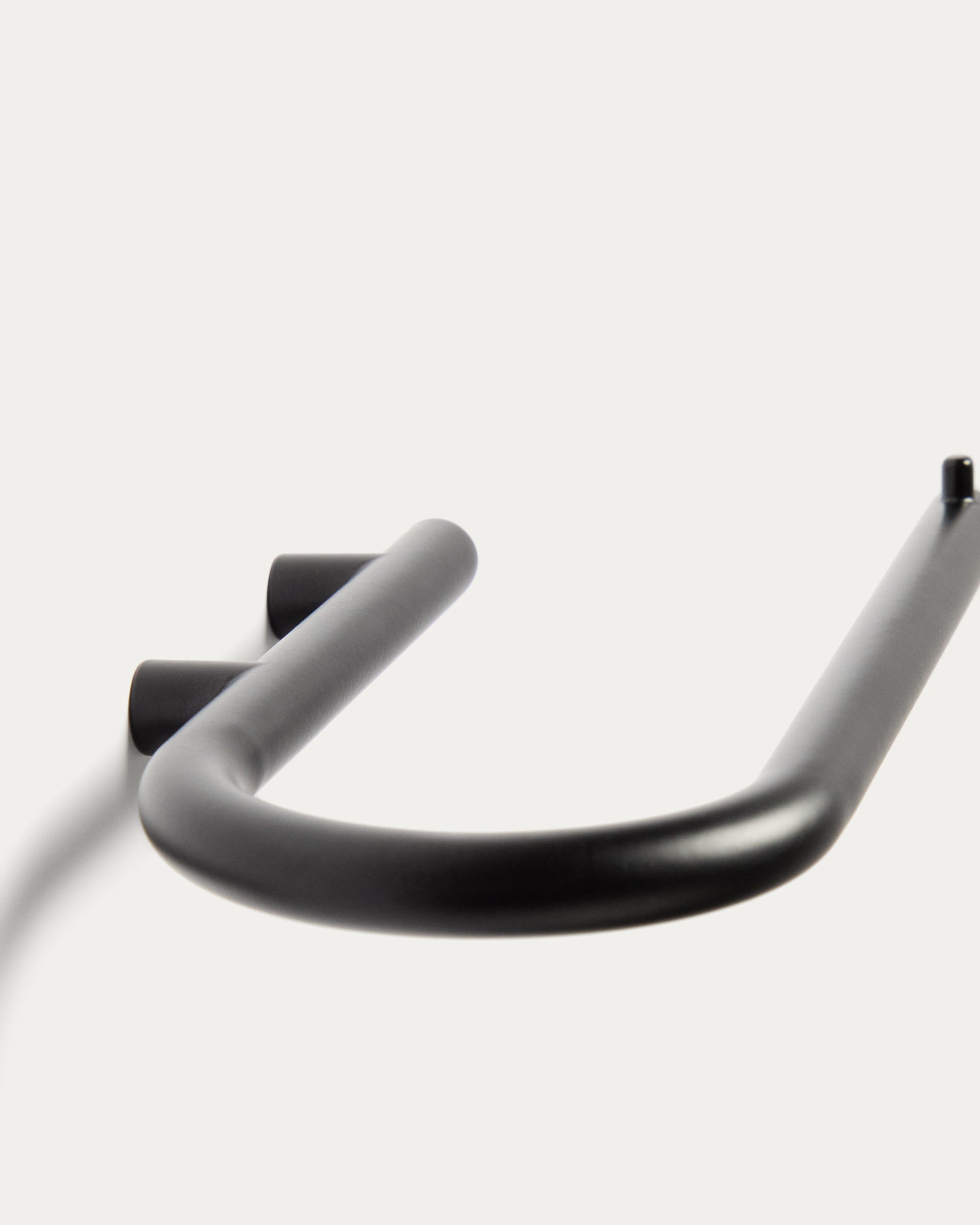Black metal Arely toilet roll holder - Detail