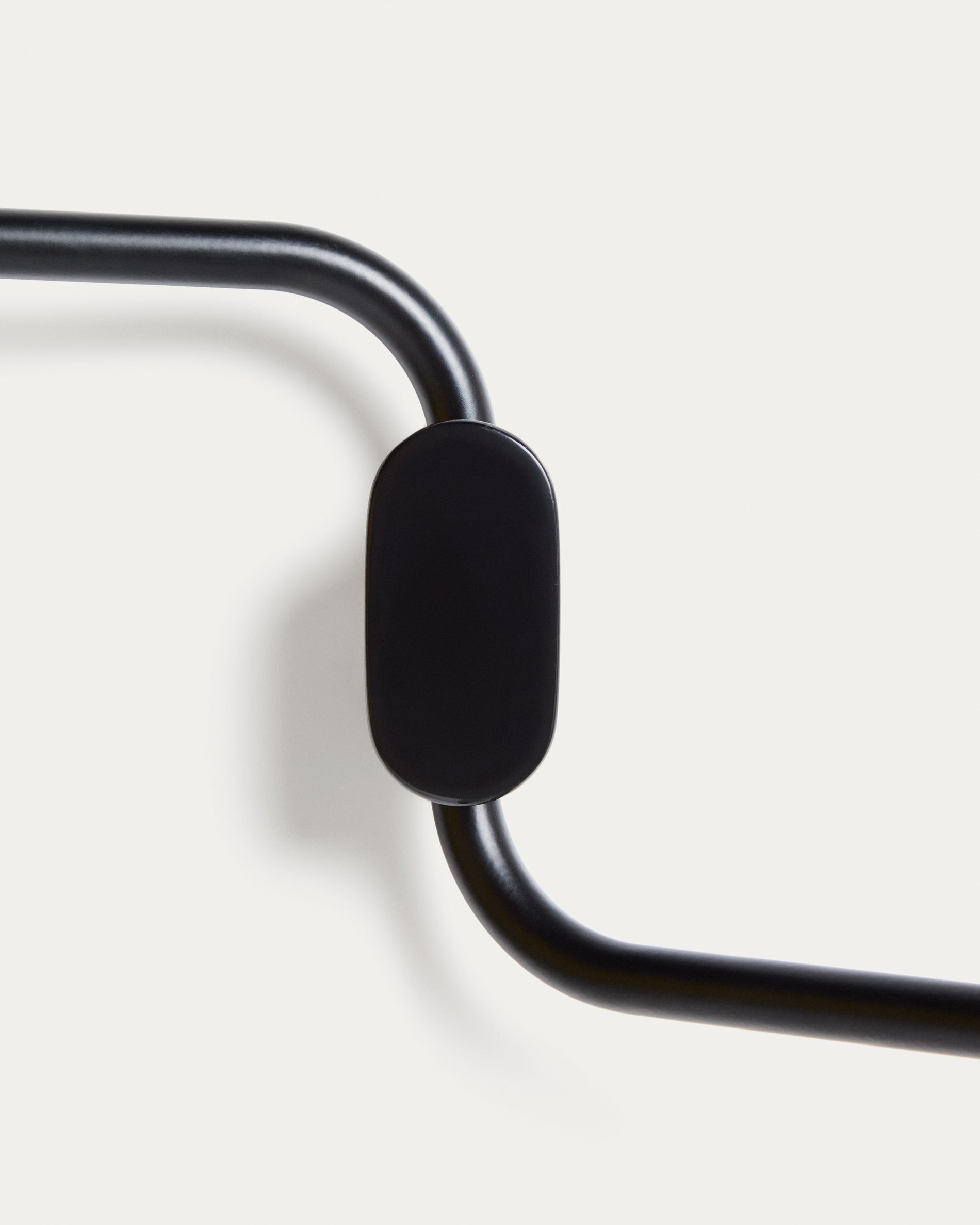 Black metal Arely twin-handle towel rail - Detail