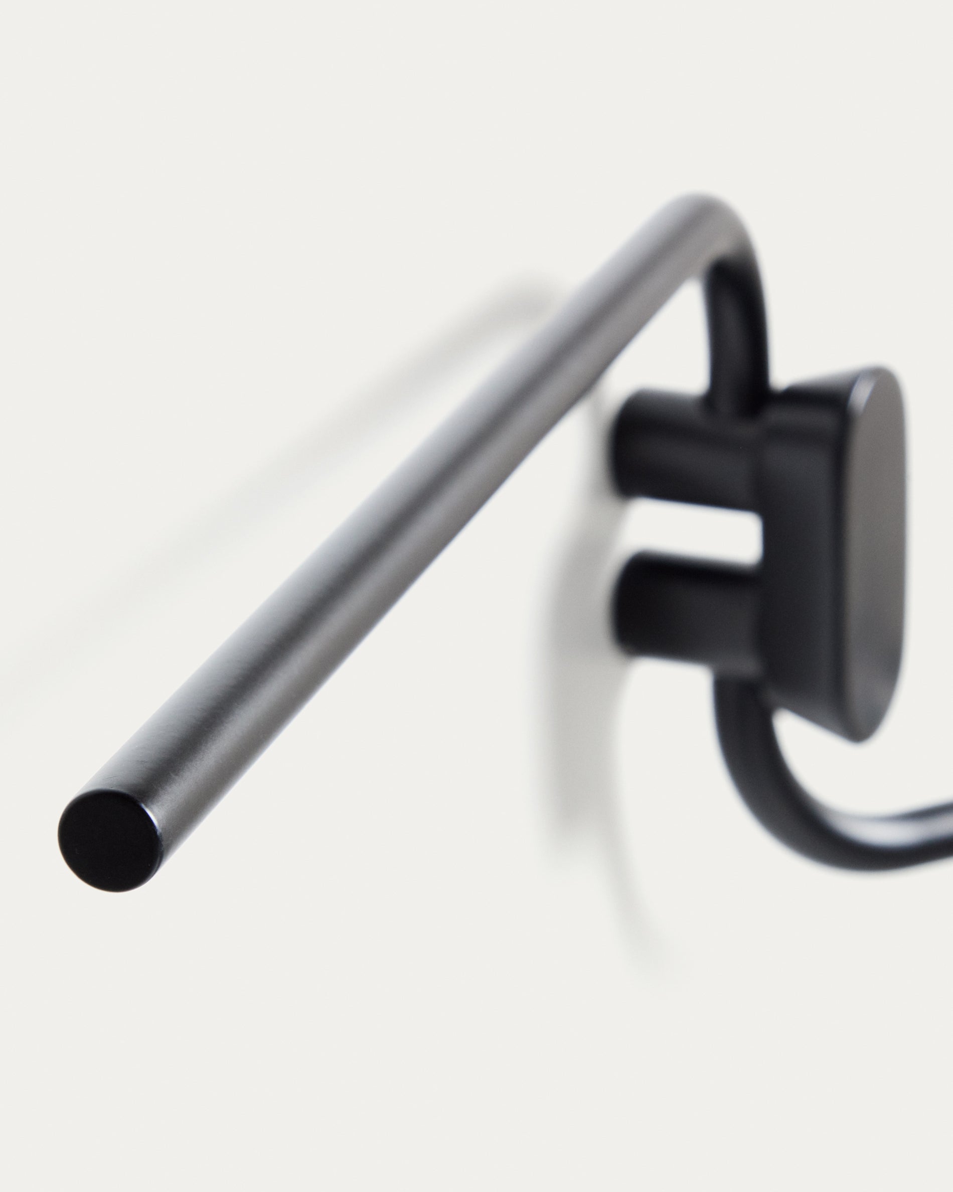 Black metal Arely twin-handle towel rail - Detail