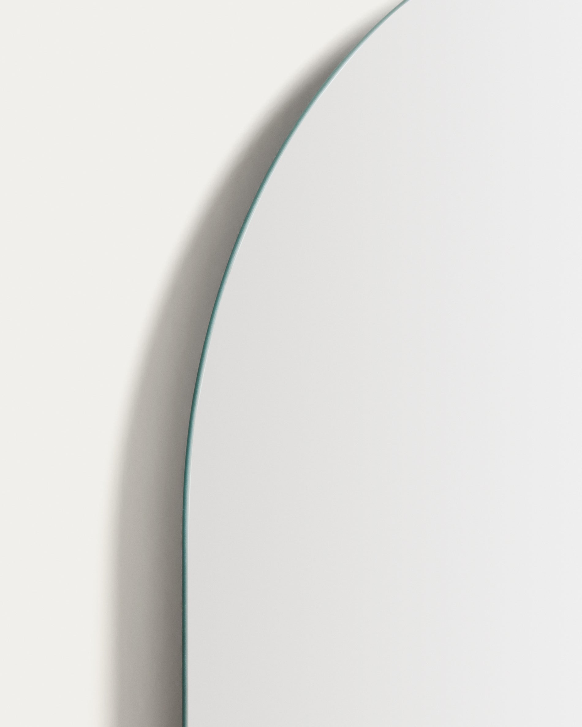 Donia oval bathroom mirror 80 x 50cm - Detail