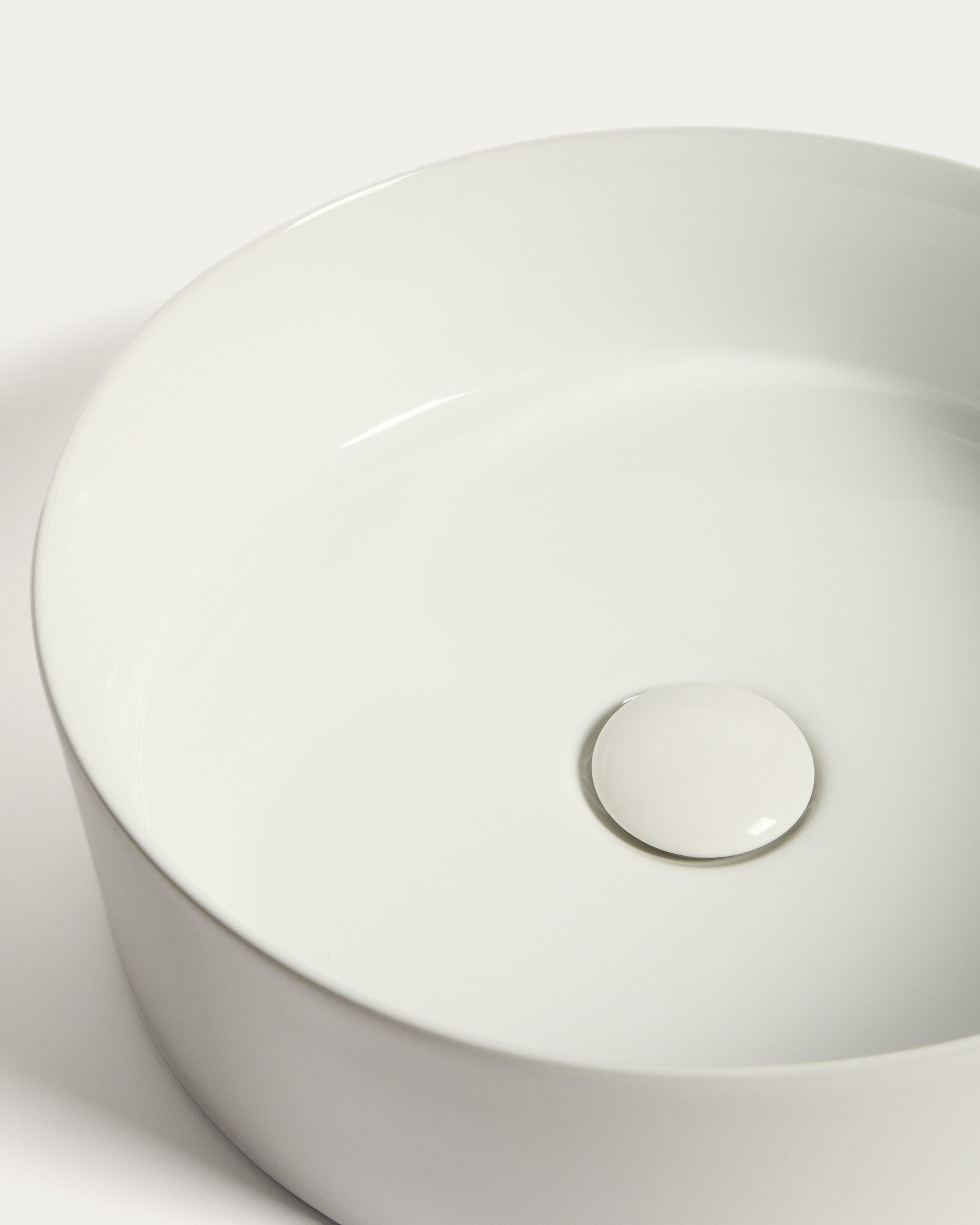 Ovara countertop basin in white glazed ceramic Ø 36 cm - Detail