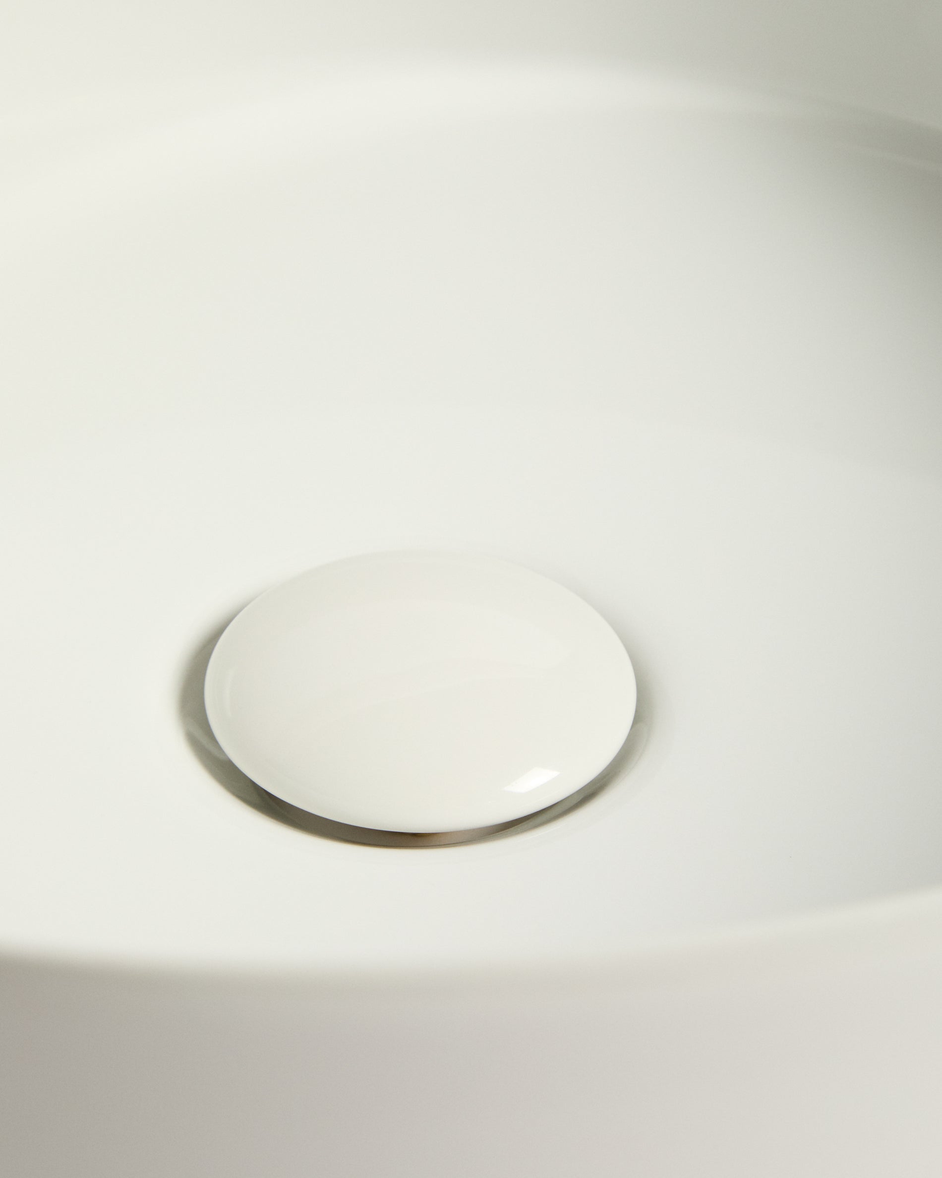 Ovara countertop basin in white glazed ceramic Ø 36 cm - Detail