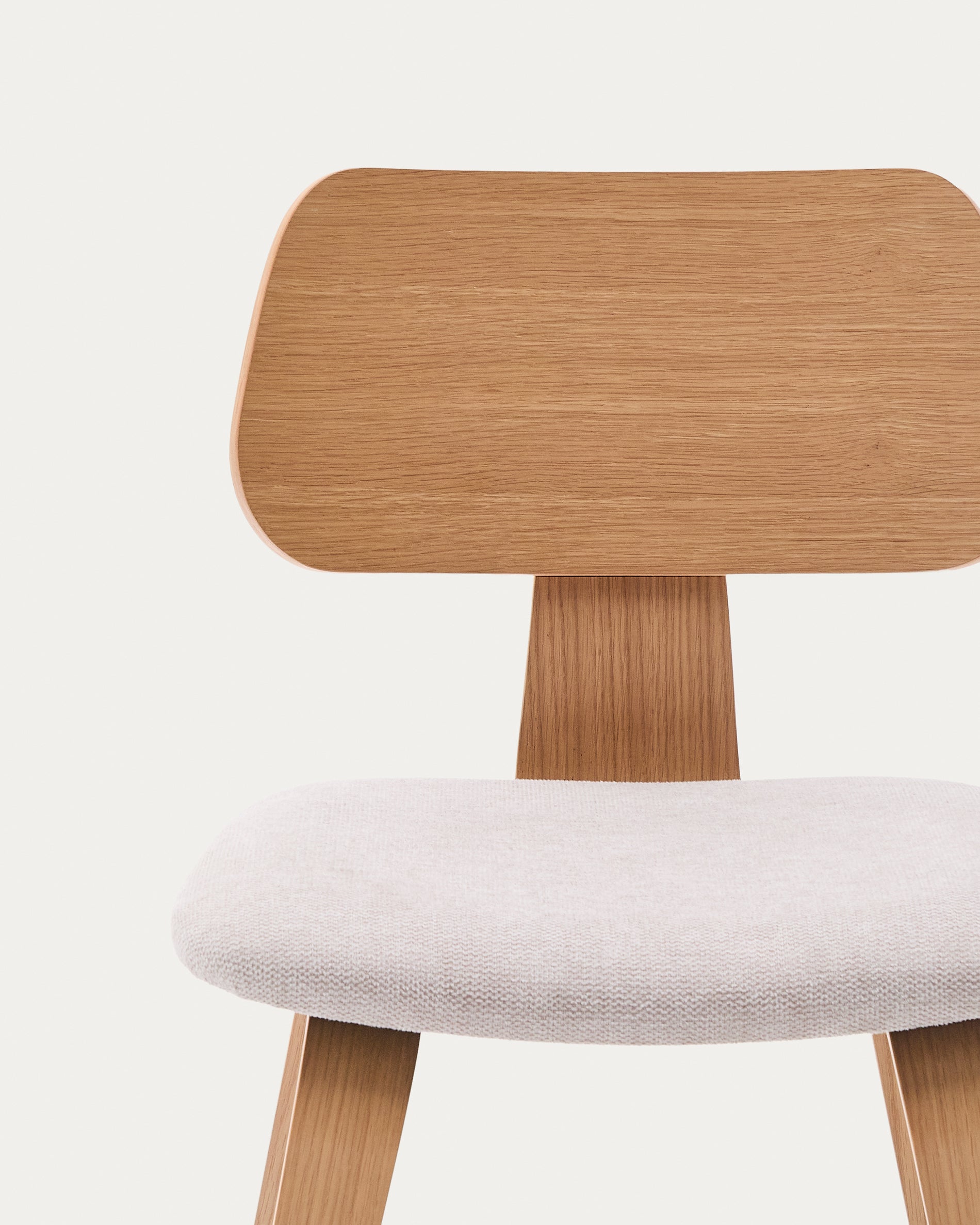 Gena chair in oak veneer and beige chenille - Detail