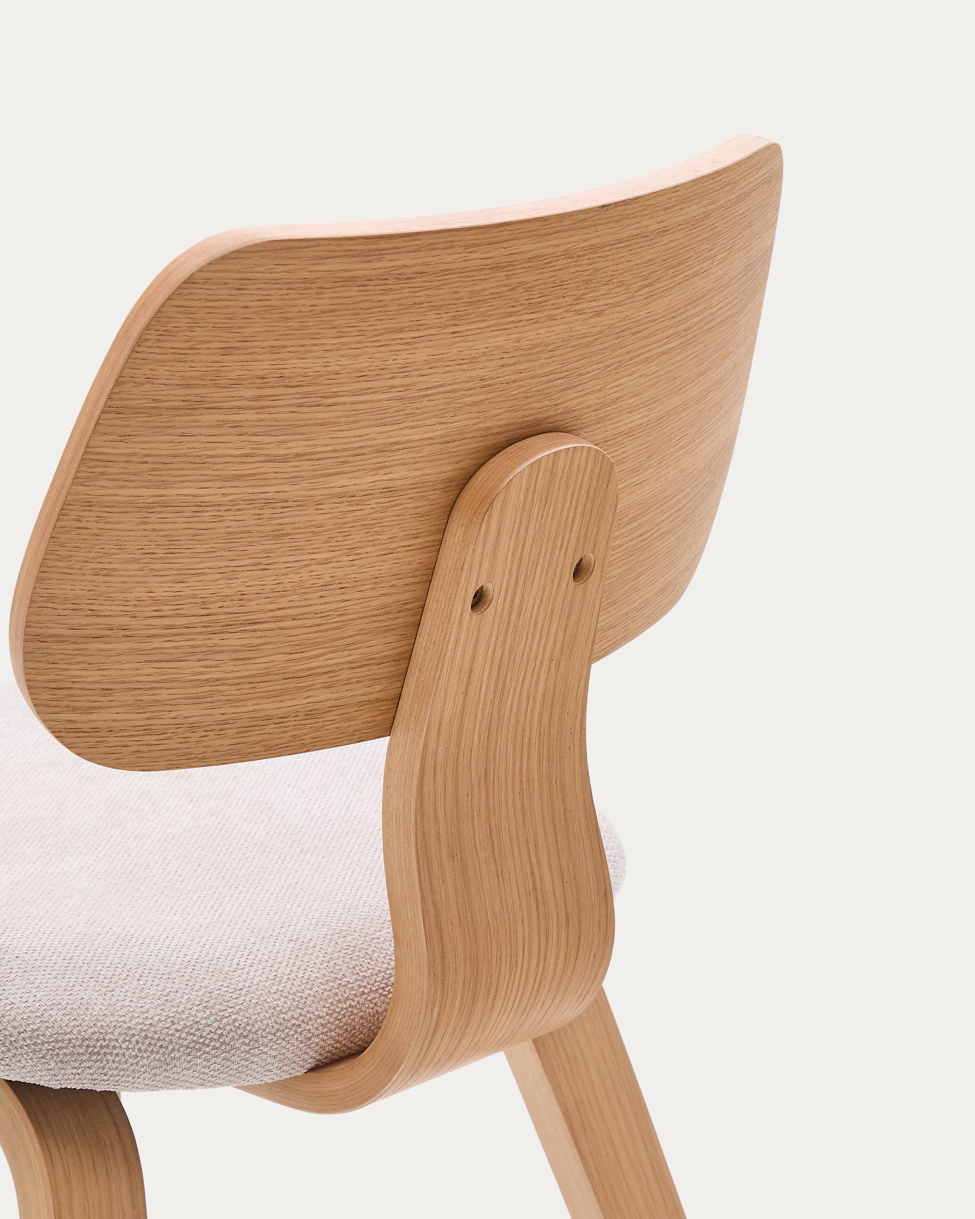 Gena chair in oak veneer and beige chenille - Detail