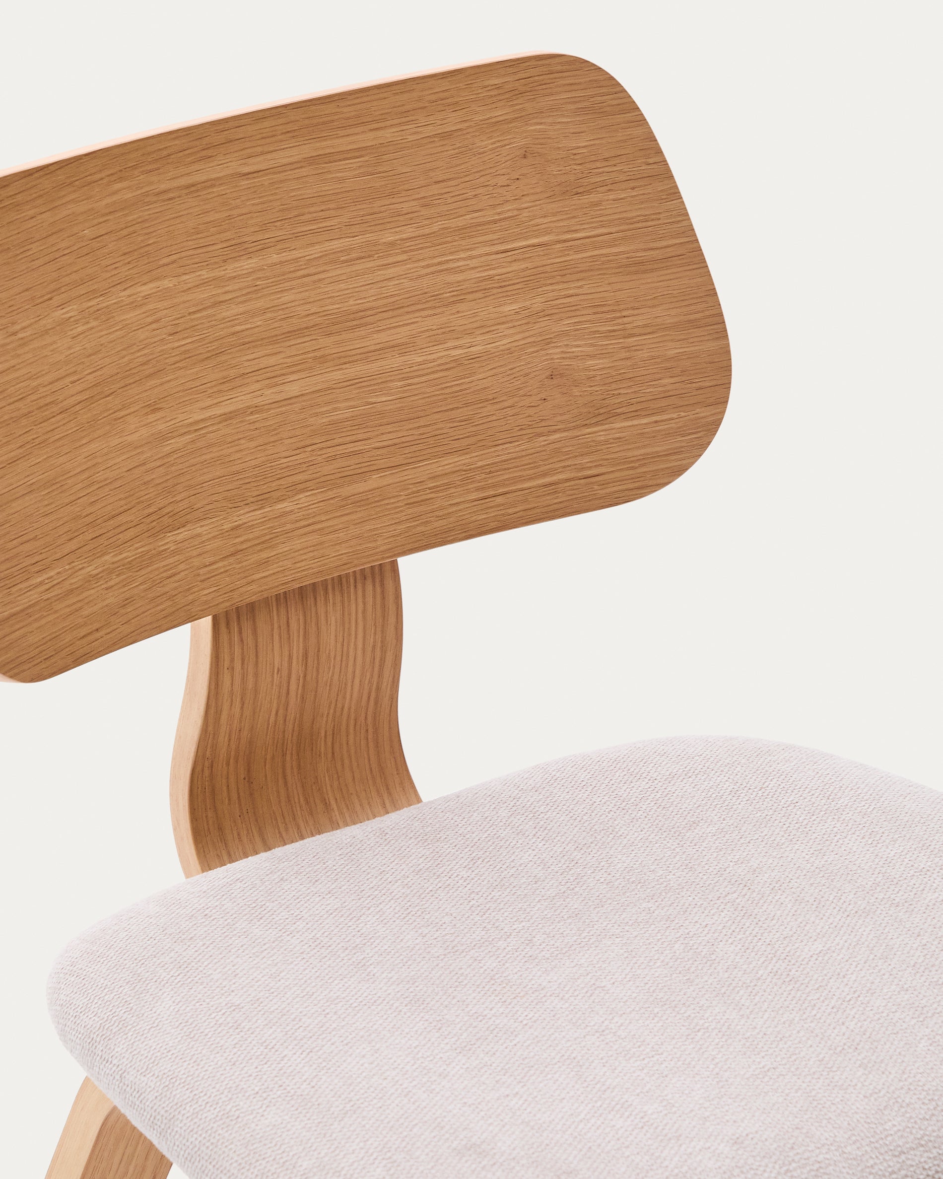 Gena chair in oak veneer and beige chenille - Detail