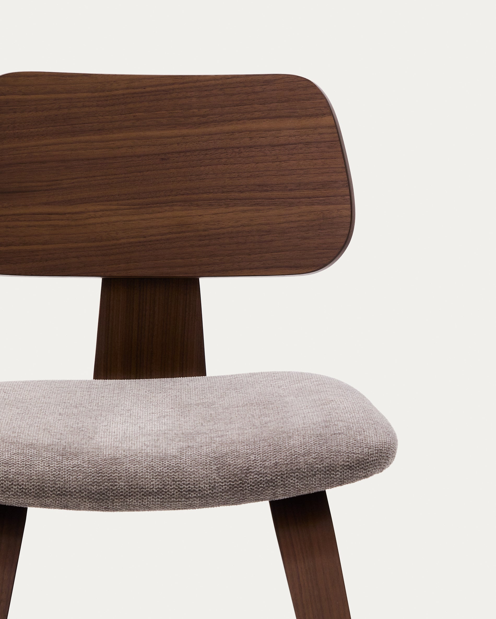 Gena chair in walnut veneer and beige chenille - Detail